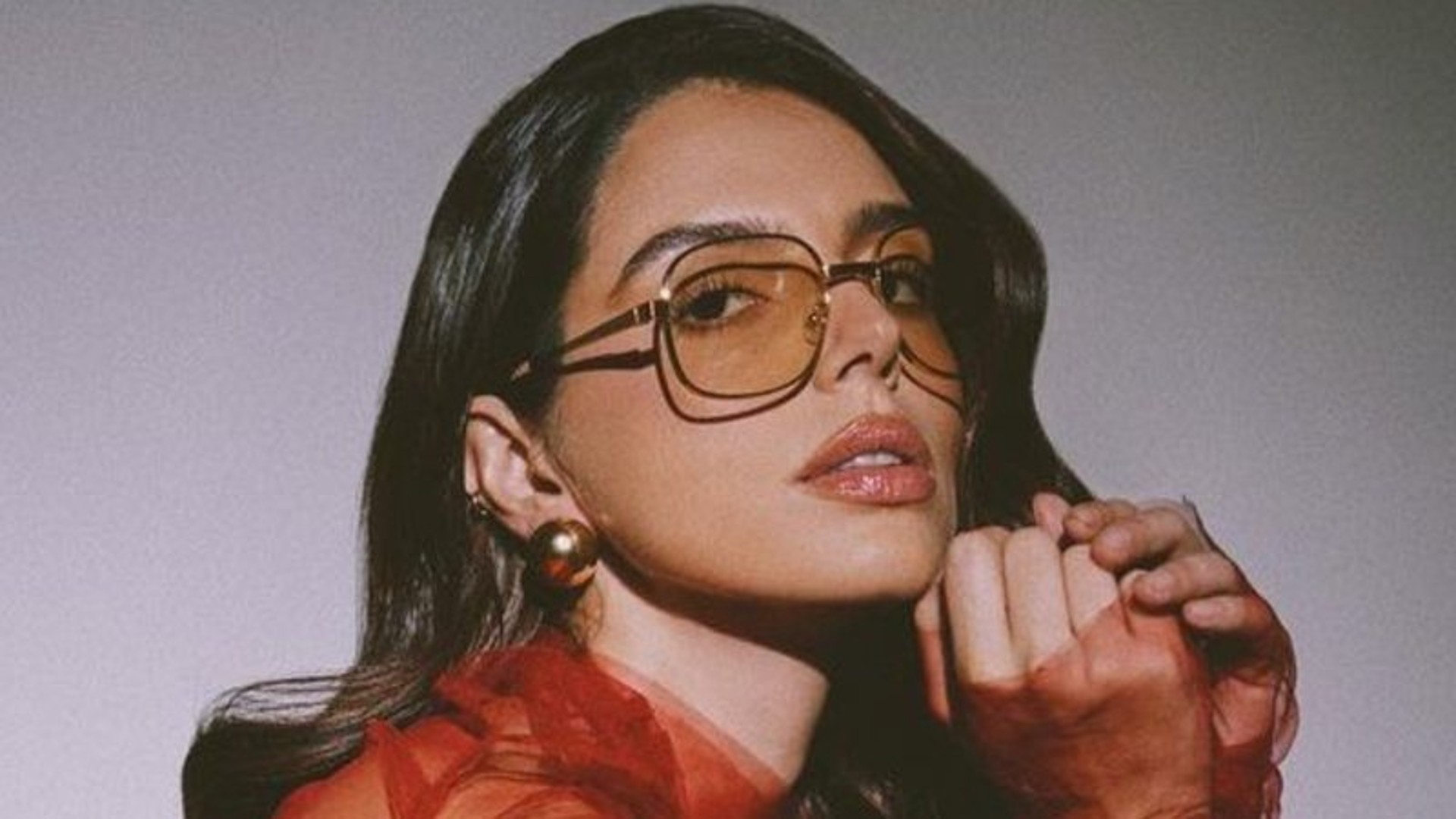 Giovanna Lancellotti para a web após postar foto com vestido vermelho