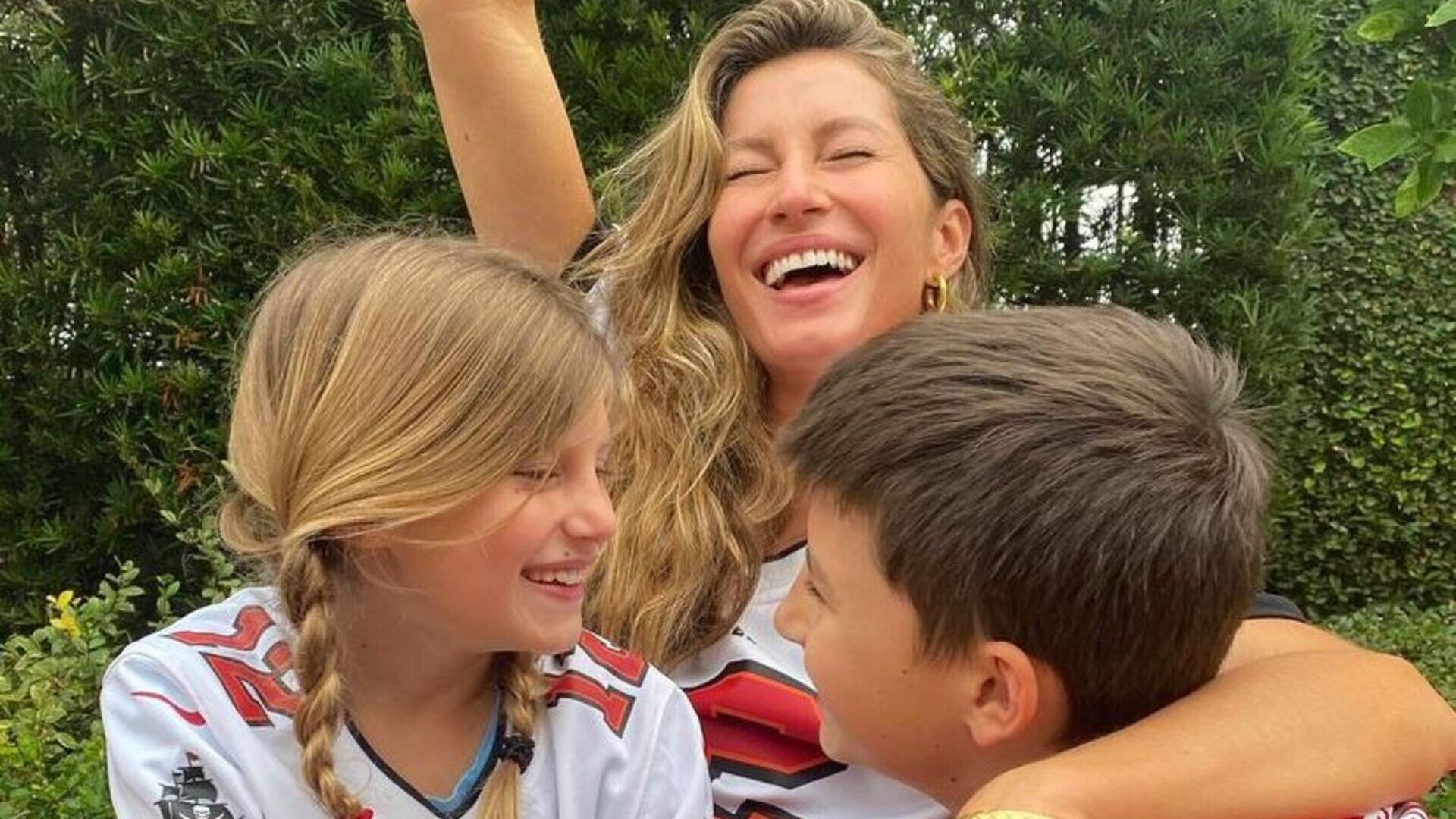 Gisele Bündchen é vista em passeio com os dois filhos sem a aliança de casamento