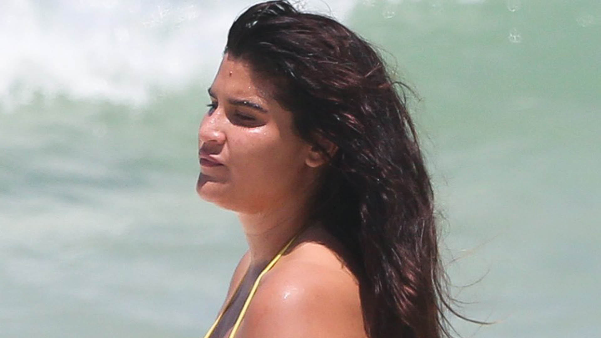 Filha de Flávia Alessandra, Giulia costa renova o bronzeado em dia na praia