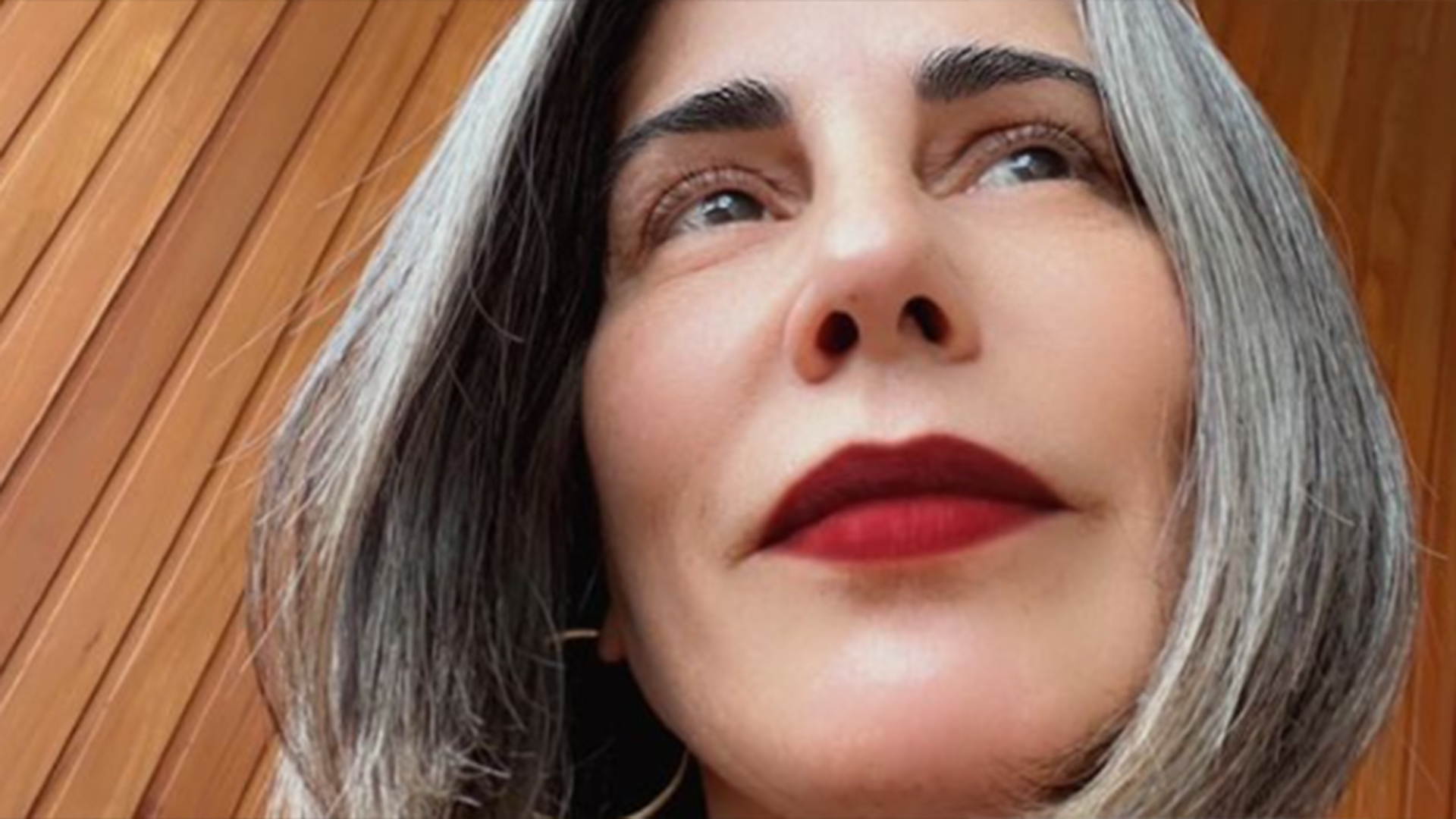 Gloria Pires arrasa ao usar biquíni verde em foto de corpo inteiro