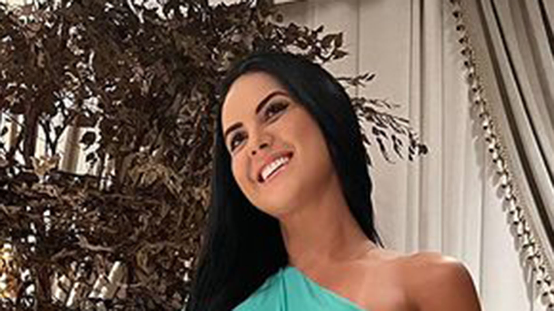 Graciele Lacerda usa vestido de um ombro só e recebe elogios