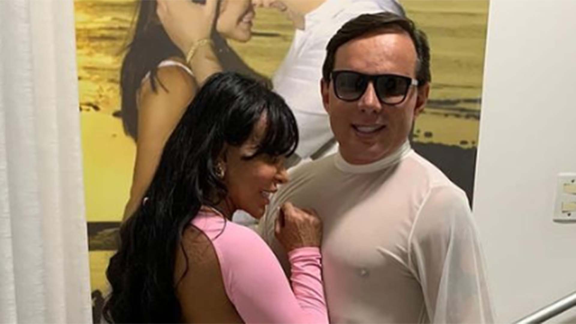 Gretchen empina o bumbum ao usar look com recorte estratégico