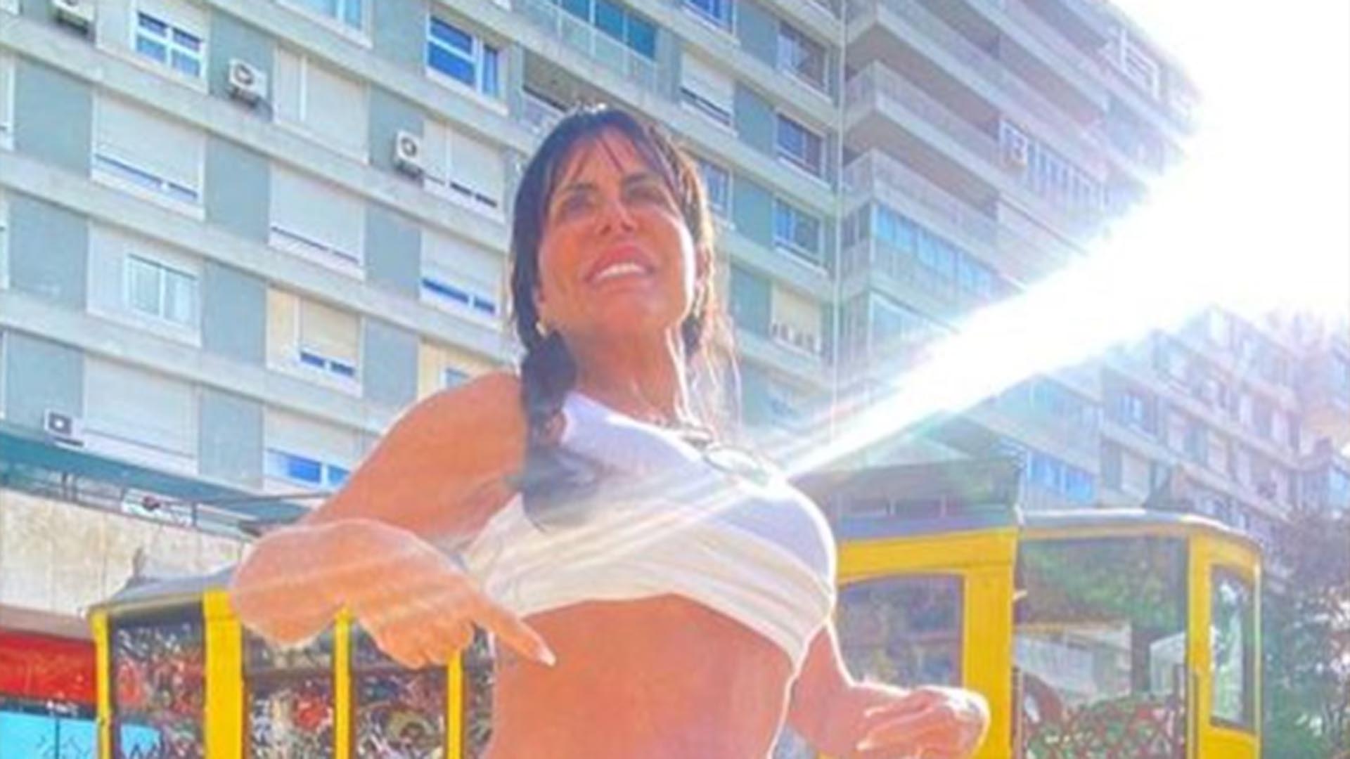 Gretchen reage aos rumores de gravidez e mostra a barriga