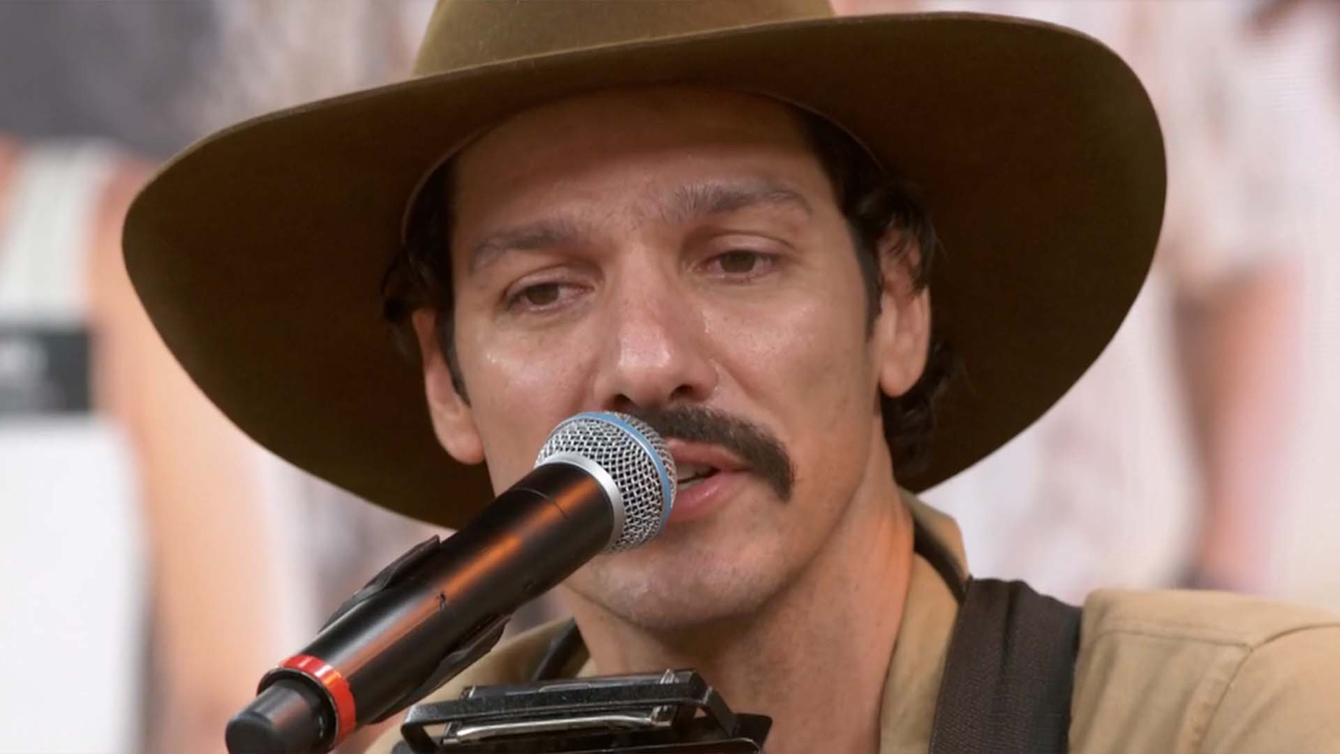 Esposa de Guito faz rara aparição na TV para homenageá-lo