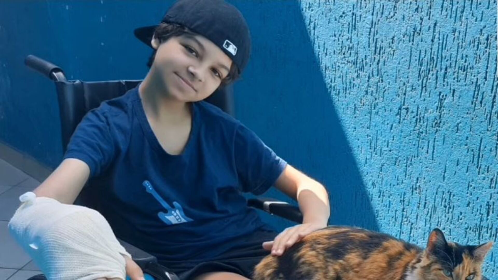 Ator mirim Gustavo Corasini passa por nova cirurgia para engessar o braço: “Sentiu dores”