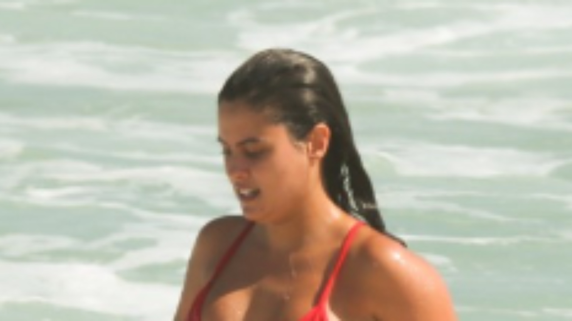 Hana Khalil deixa internautas babando ao curtir dia quente nas praias do Rio de Janeiro
