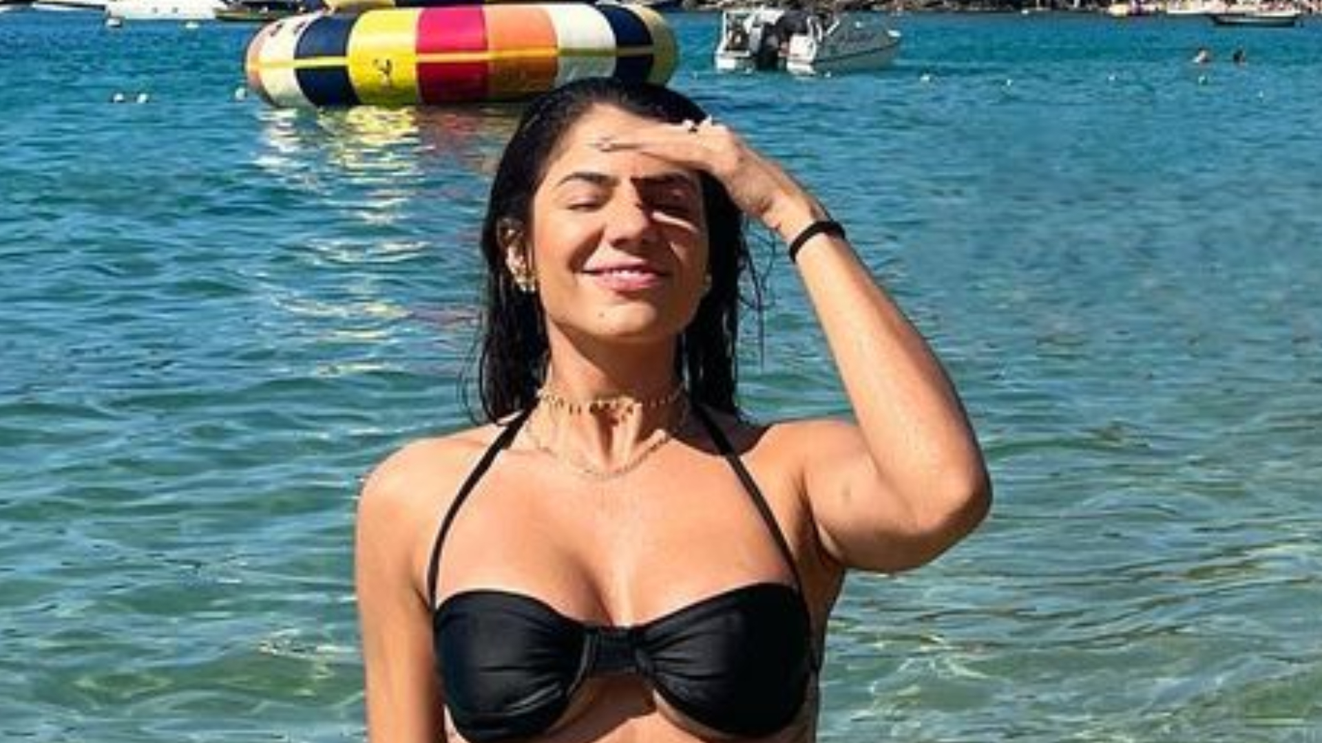 Hariany Almeida ostenta abdômen sarado em foto de biquíni: ”Sereia da vida real”