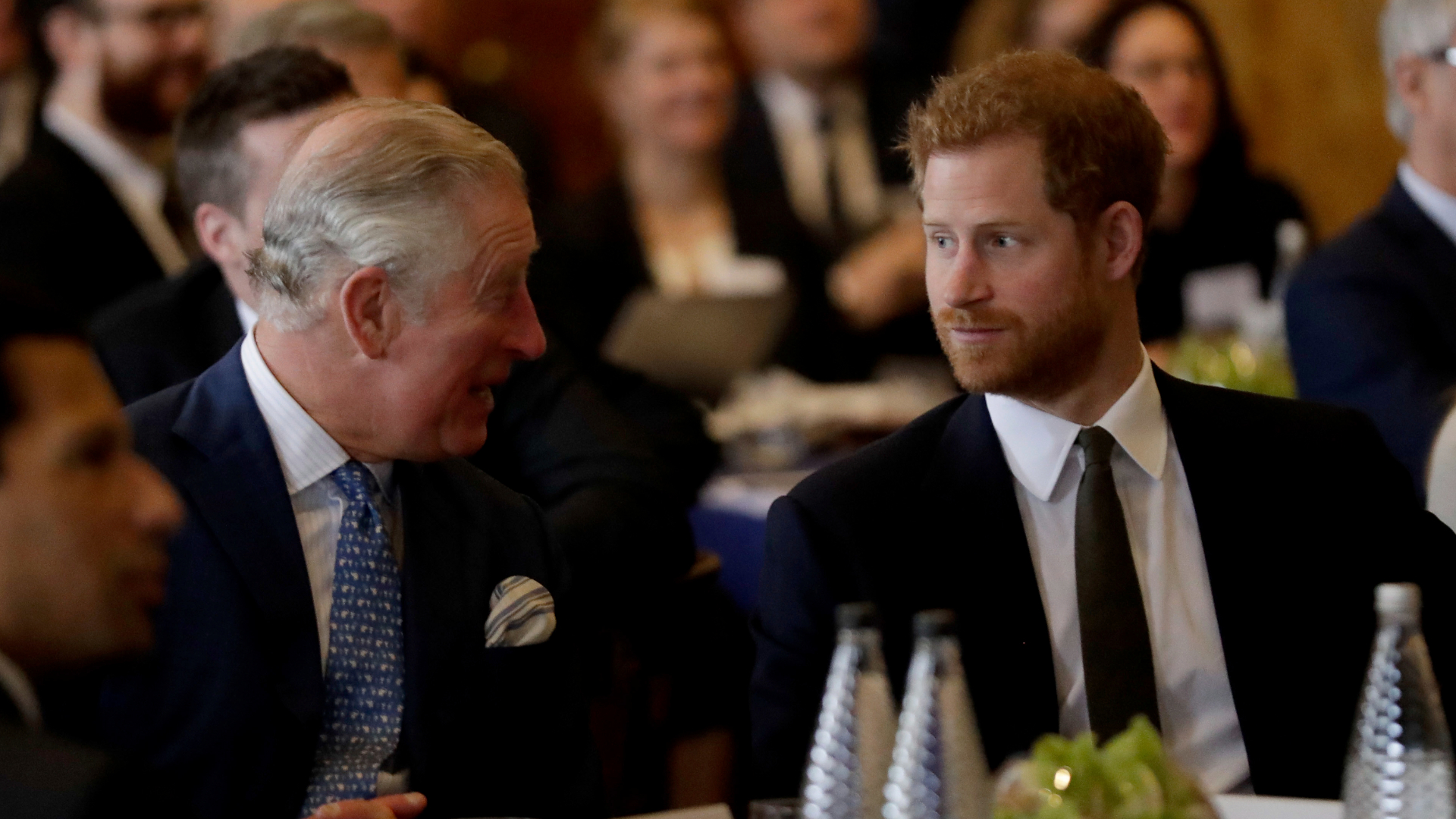 Harry pode ser banido da coroação de rei Charles caso ele ataque rainha Camila em nova biografia