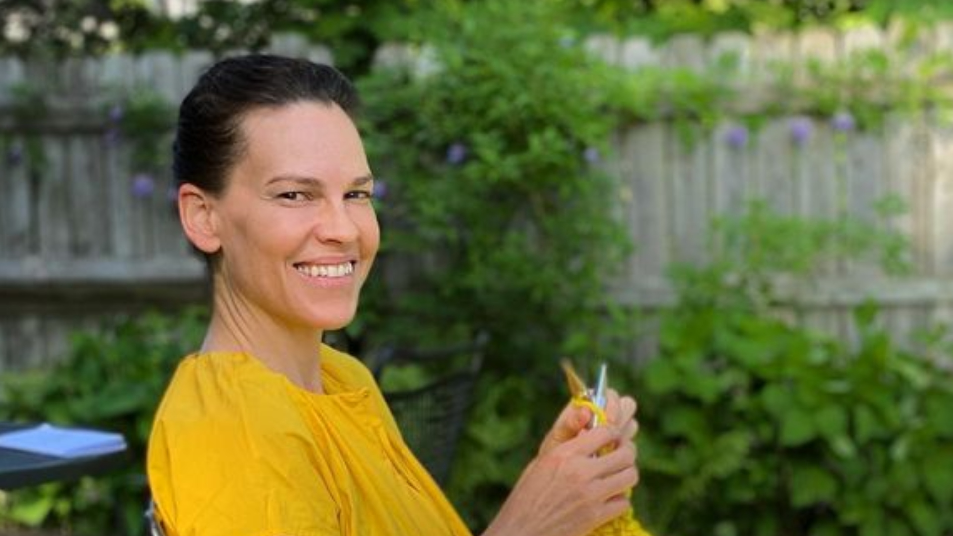 Hilary Swank comemora gravidez de gêmeos aos 48 anos de idade