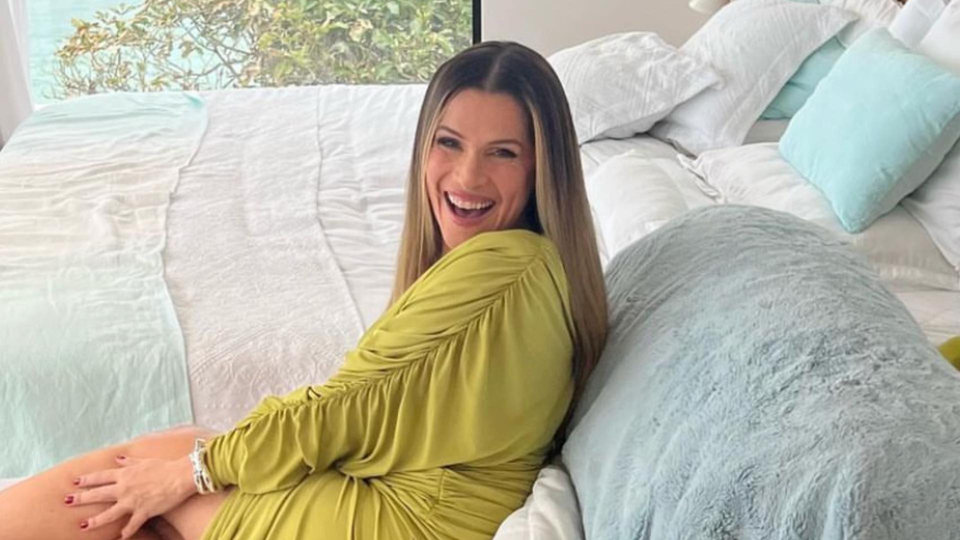 Ingrid Guimarães esbanja beleza em fotos na cama e brinca: “Acordo assim”