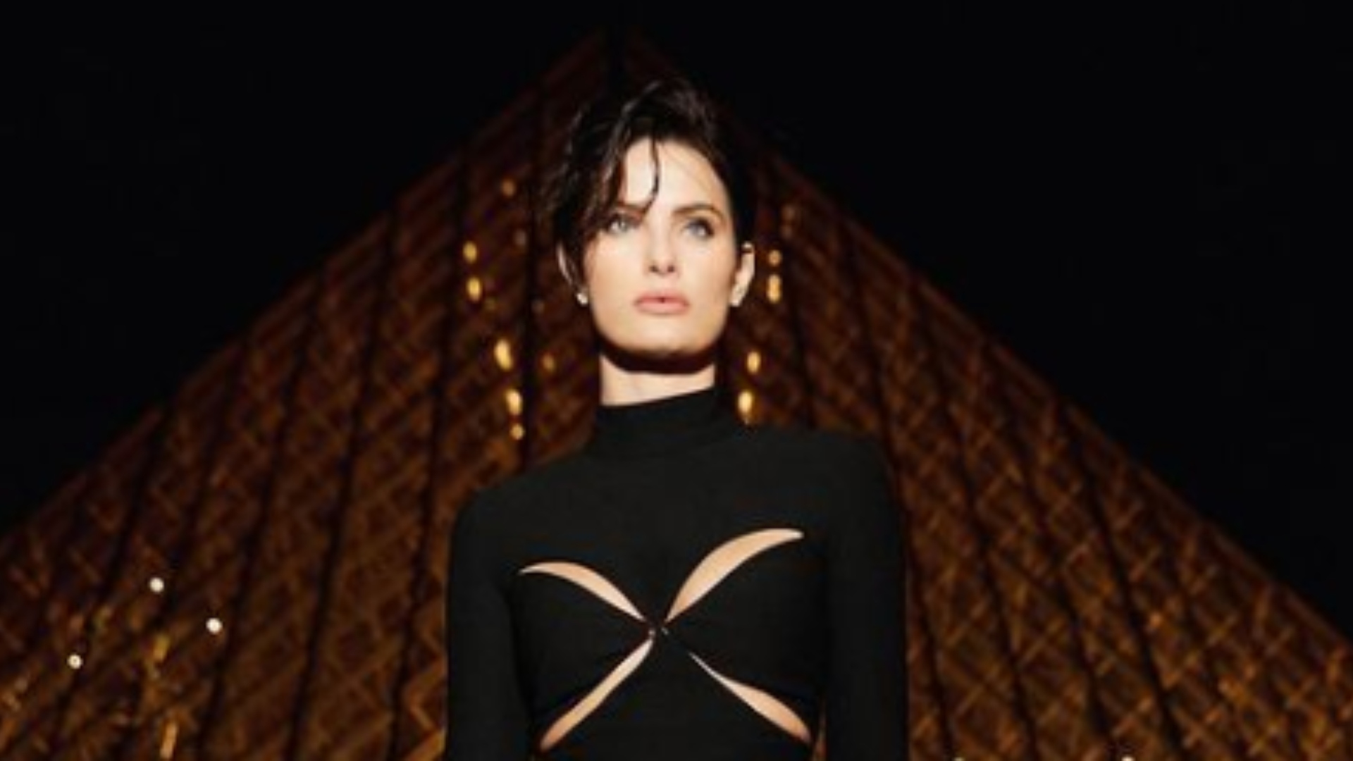 Isabeli Fontana rouba a cena posando em frente ao Museu do Louvre, em Paris