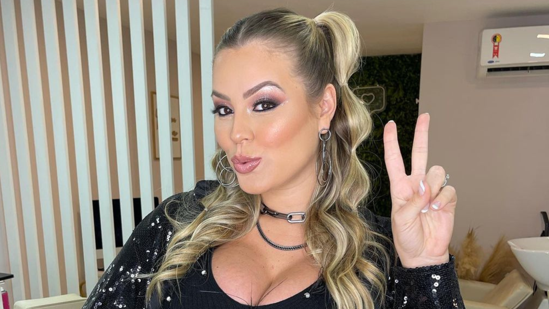 Ex-BBB Isabella Cecchi surpreende com fotos lindas de ensaio de gestante