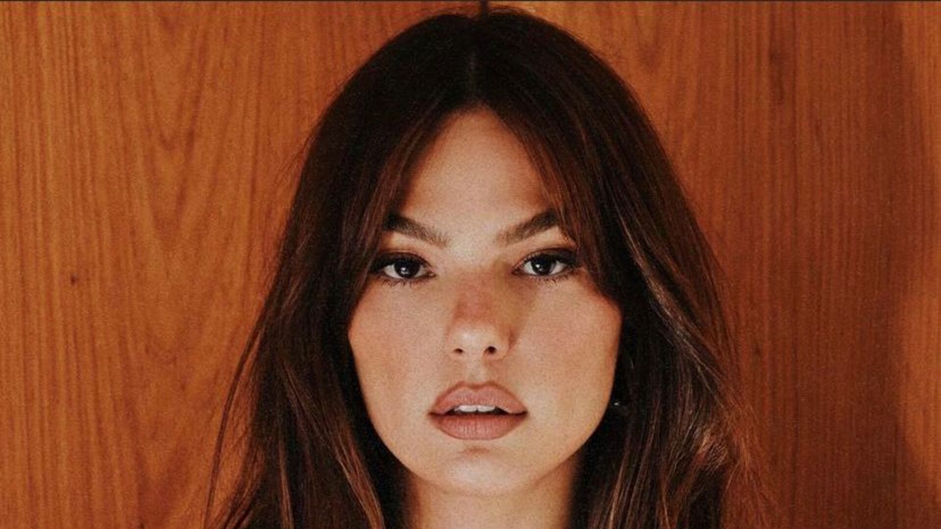Isis Valverde ultrapassa os limites da beleza ao posar poderosa com look elegante
