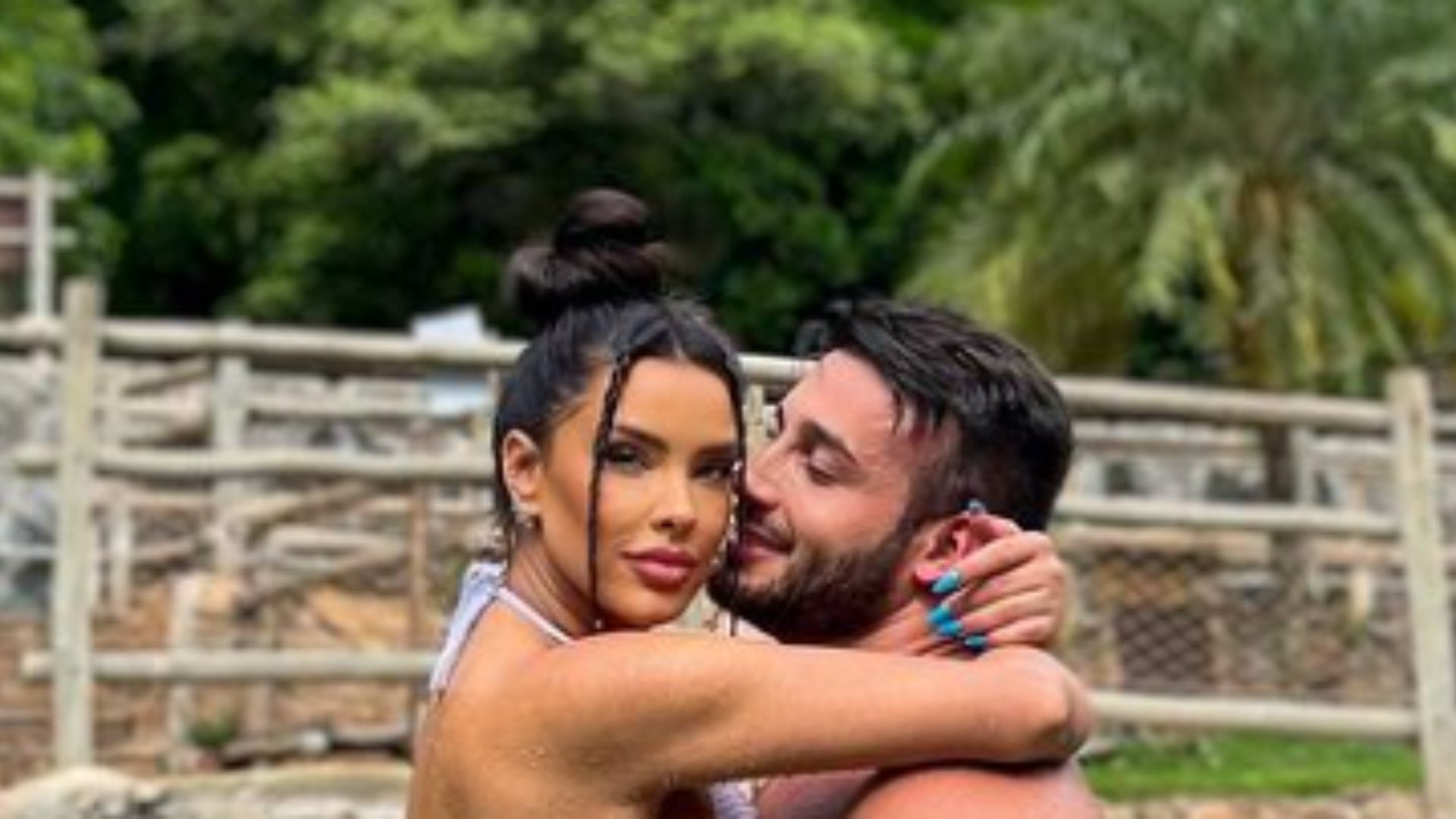 Ex-BBB Ivy Moraes curte piscina ao lado do namorado: ‘Minha maravilhosa’