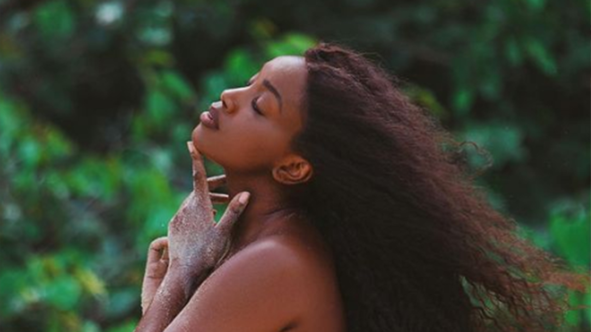 Recém-separada, Iza aparece de topless em novo ensaio fotográfico