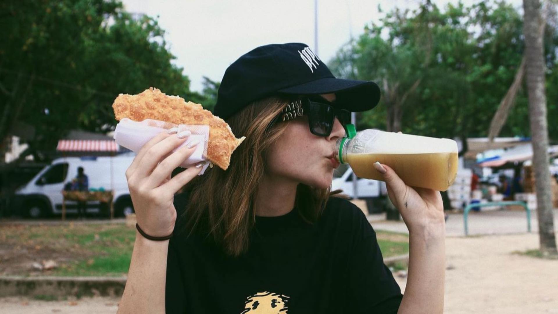 Jade Picon come pastel e toma caldo de cana em feira no Rio de Janeiro