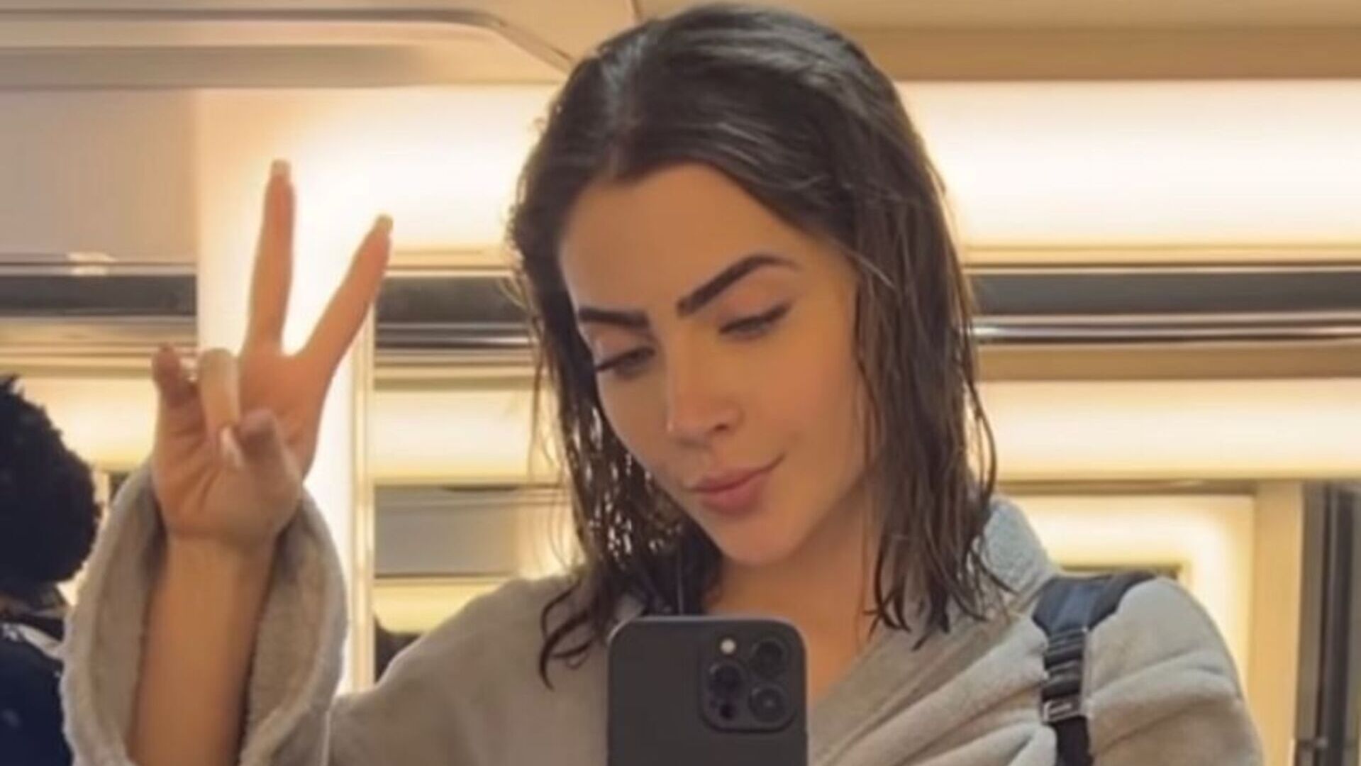 Com cabelo molhado, Jade Picon compartilha selfie em seu camarim