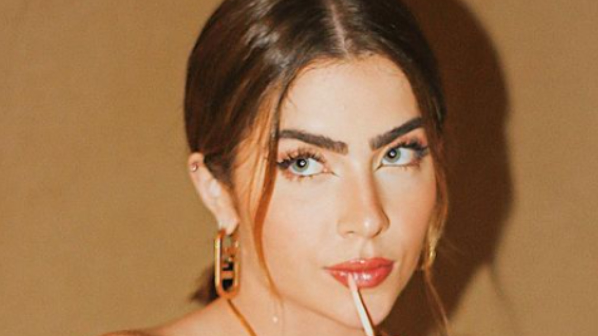 Jade Picon arrasa com look escolhido para coletiva de nova novela das nove
