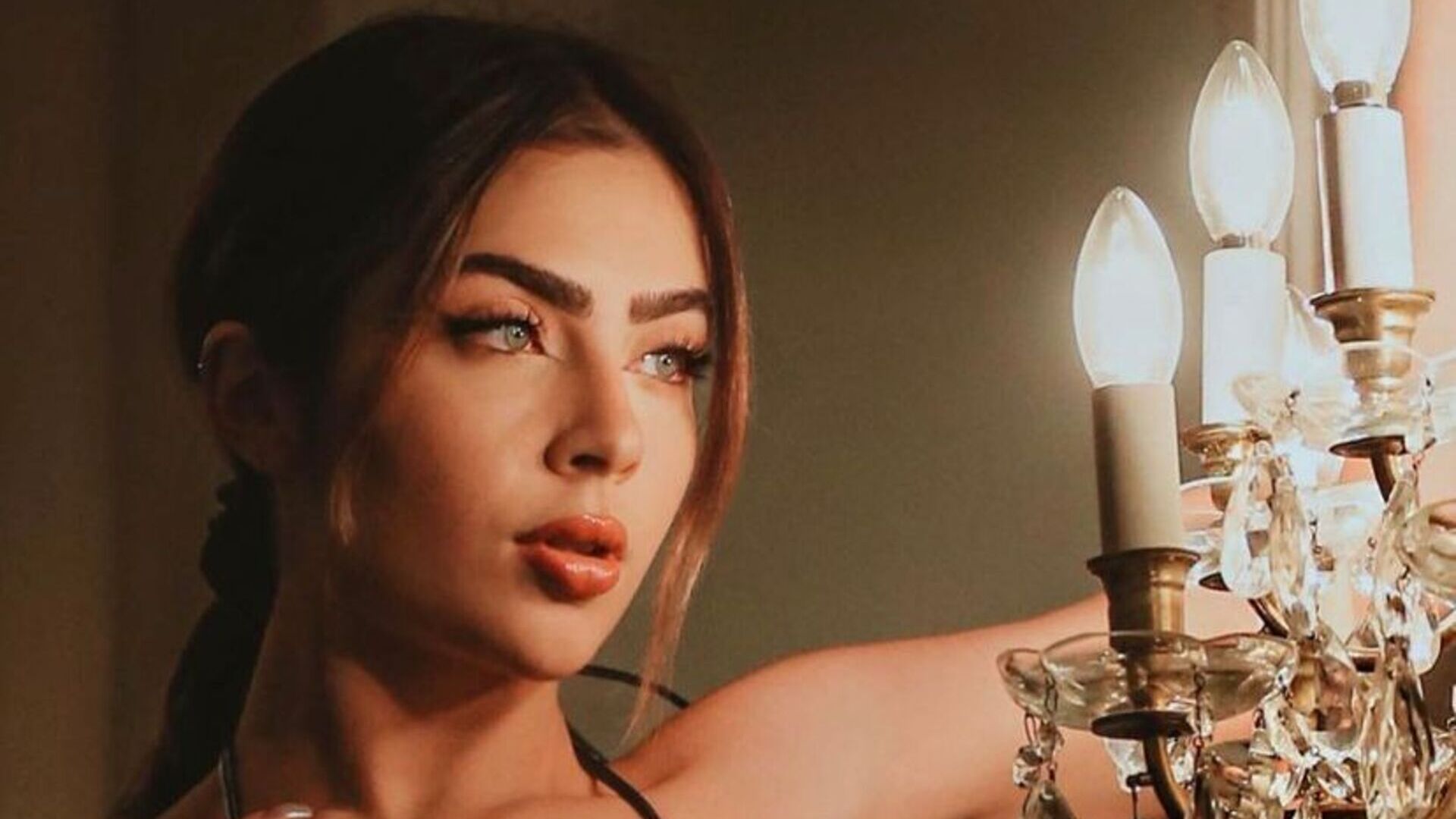 Jade Picon esbanja estilo ao publicar vídeo vestindo dois looks luxuosos