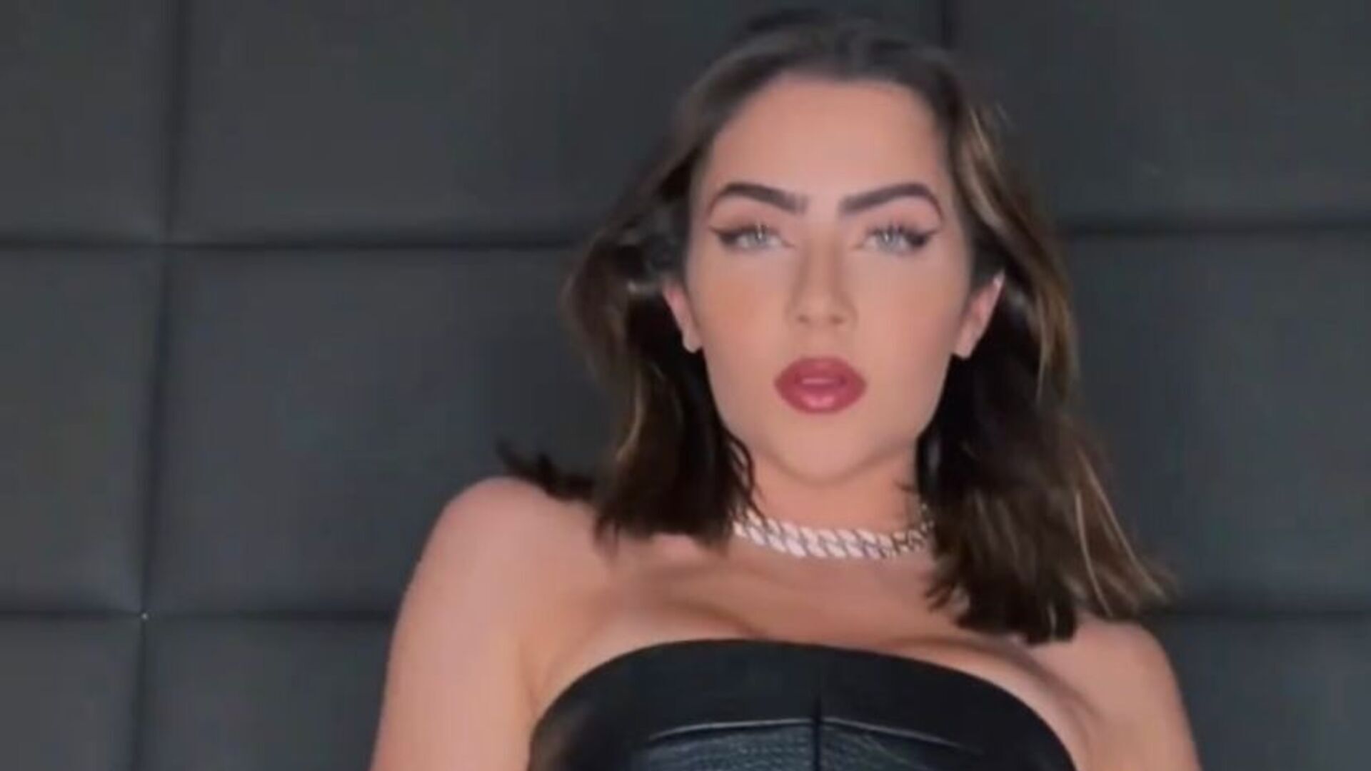 Jade Picon leva fãs à loucura ao publicar vídeo com dois looks exibindo o corpo escultural