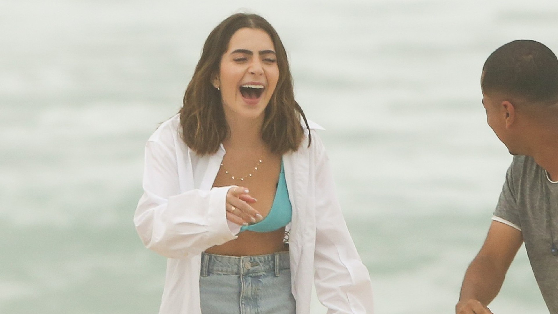 Jade Picon é flagrada nos bastidores de gravação na praia em “Travessia”