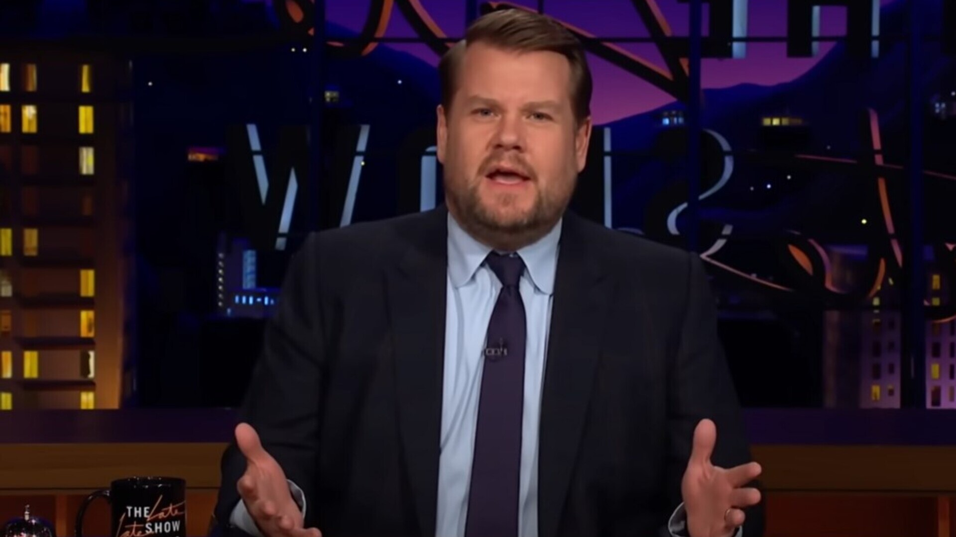 Após polêmica em restaurante, James Corden usa seu talk-show para se explicar e pedir desculpas