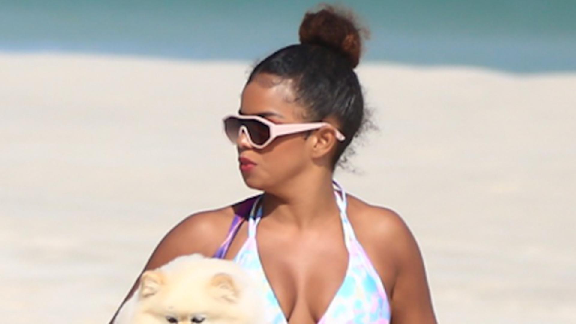 De biquíni, Jeniffer Nascimento aproveita passeio com o marido na praia