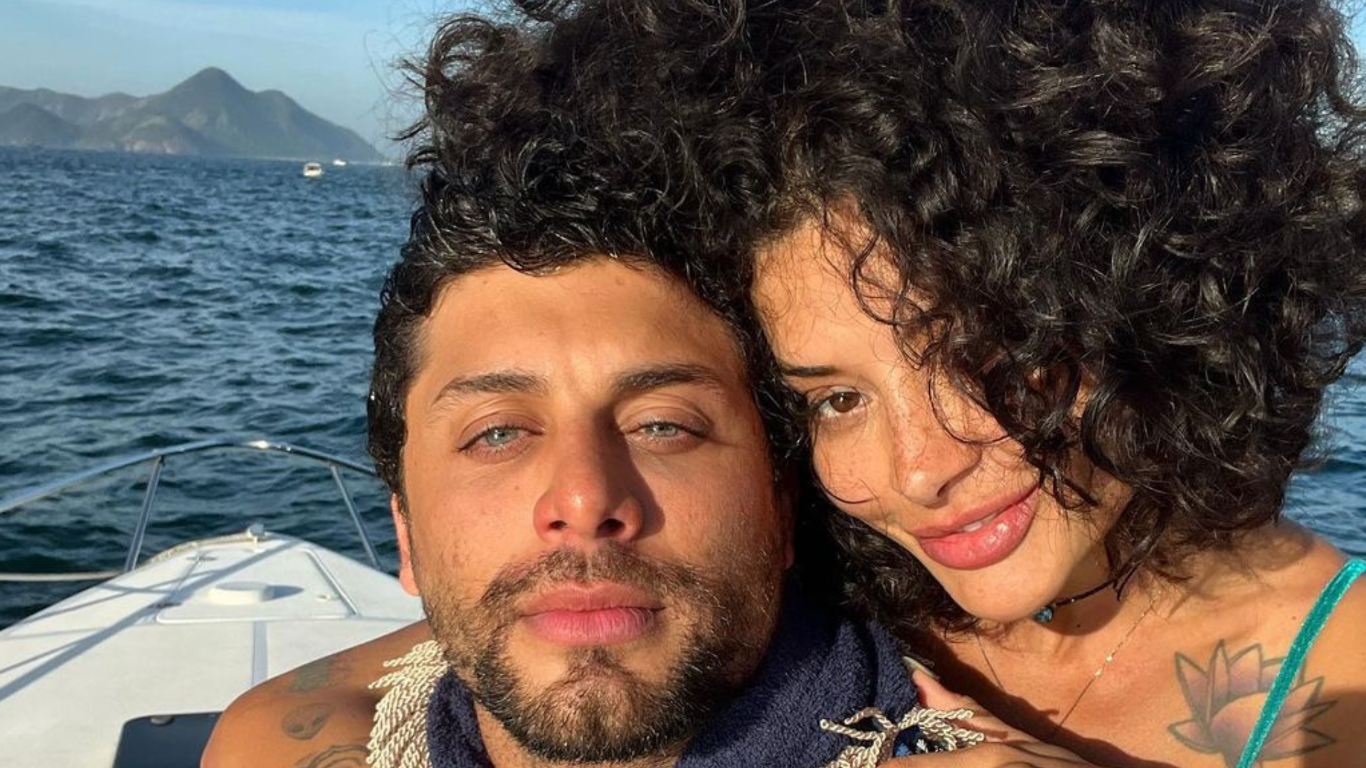 Jesus Luz e Aline Campos são flagrados em clima de romance em praia do Rio de Janeiro