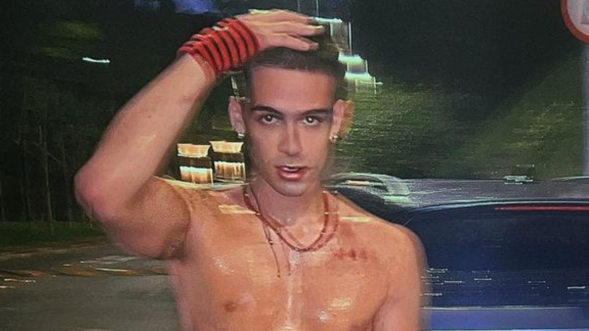 João Guilherme aparece sem camisa nas redes sociais e leva fãs à loucura