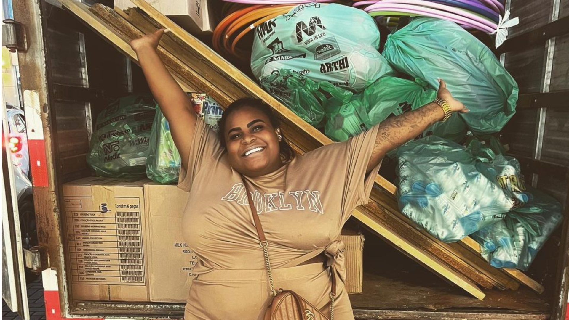 Jojo Todynho enche caminhão de brinquedos e faz boa ação: ”Faço acontecer”