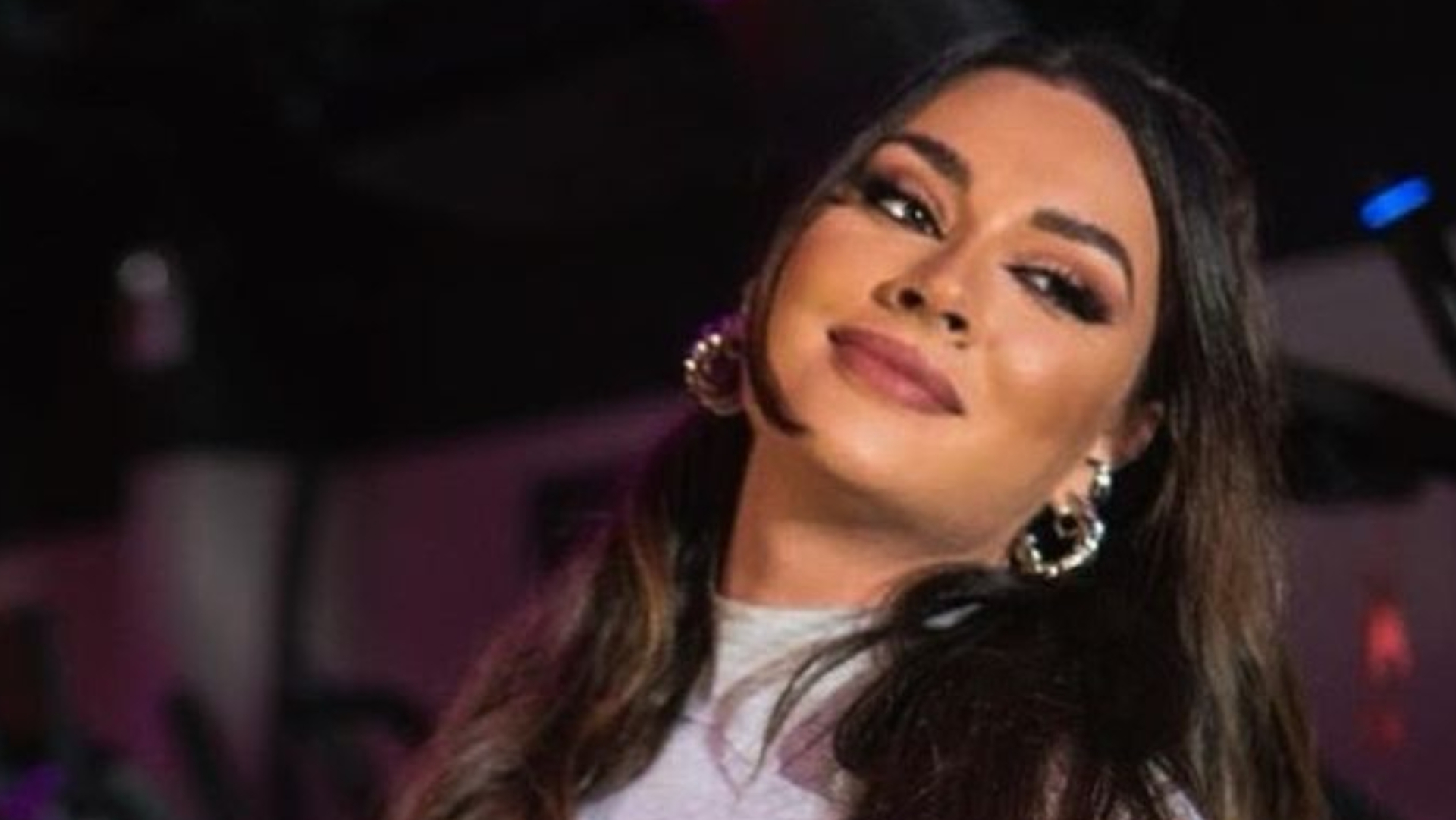 De look justíssimo, Juju Salimeni ostenta corpaço sem roupa íntima e arrasa: ”Deusa”