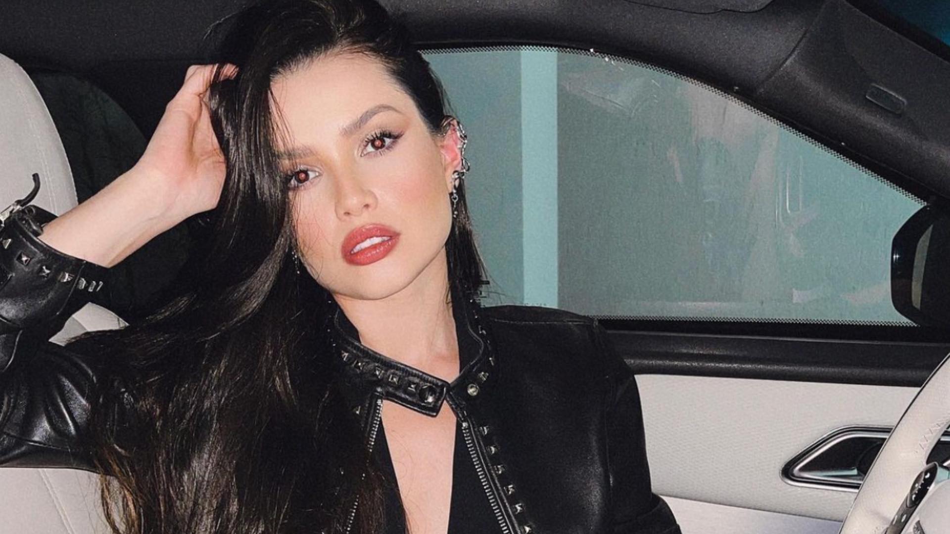 Juliette surge com look all black poderoso e impressiona com a beleza: “Toda linda”