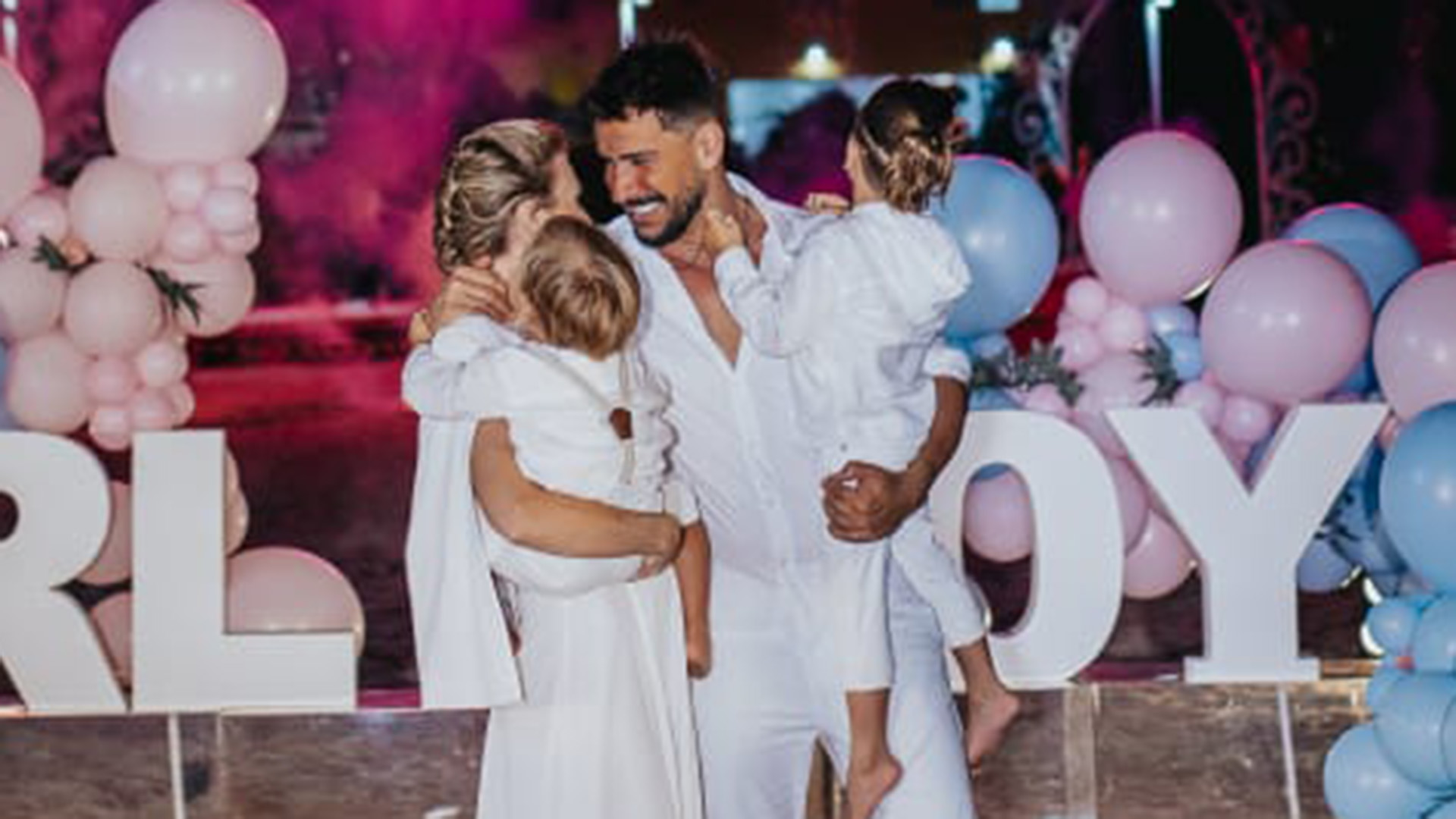 Julio Rocha e Karoline Kleine fazem chá revelação em roda gigante