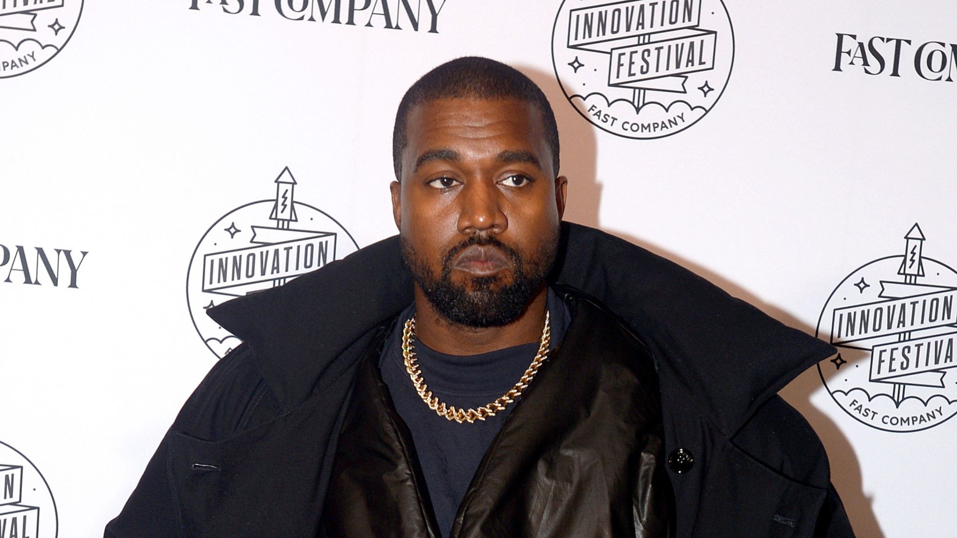 Kanye West causa polêmica com camiseta e tenta humilhar jornalista em desfile