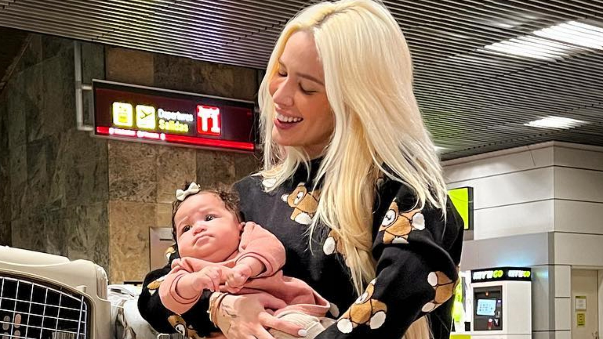Karoline Lima embarca para o Brasil com a filha, Cecília: “Estamos indo”
