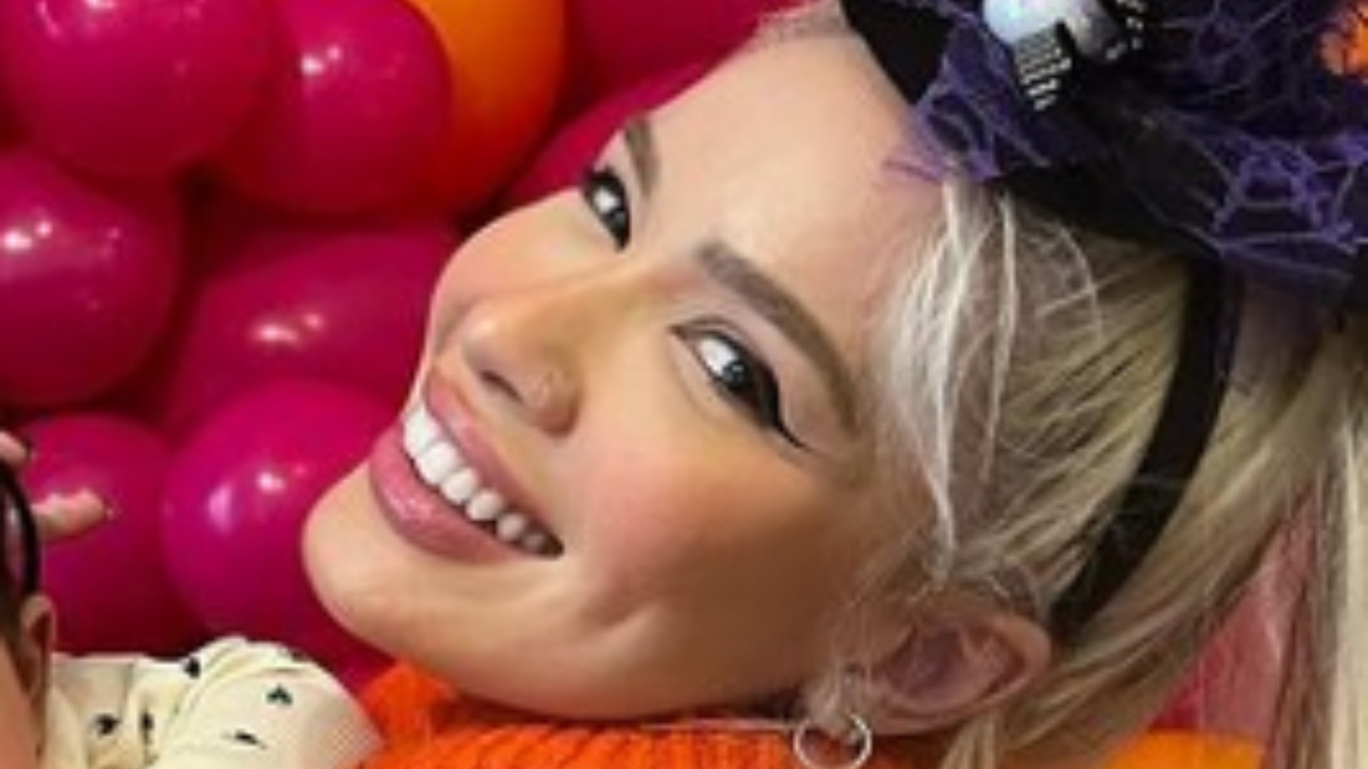 Karoline Lima comemora 3 meses da filha com tema de Halloween