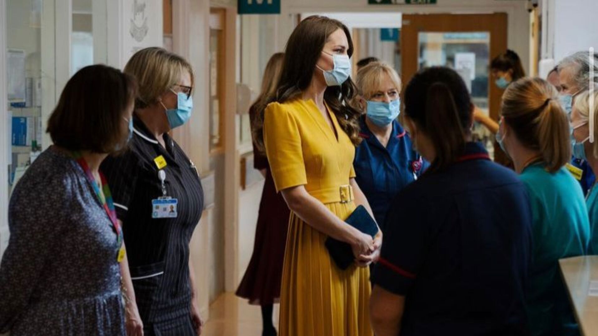 Kate Middleton segura bebê no colo durante visita a hospital