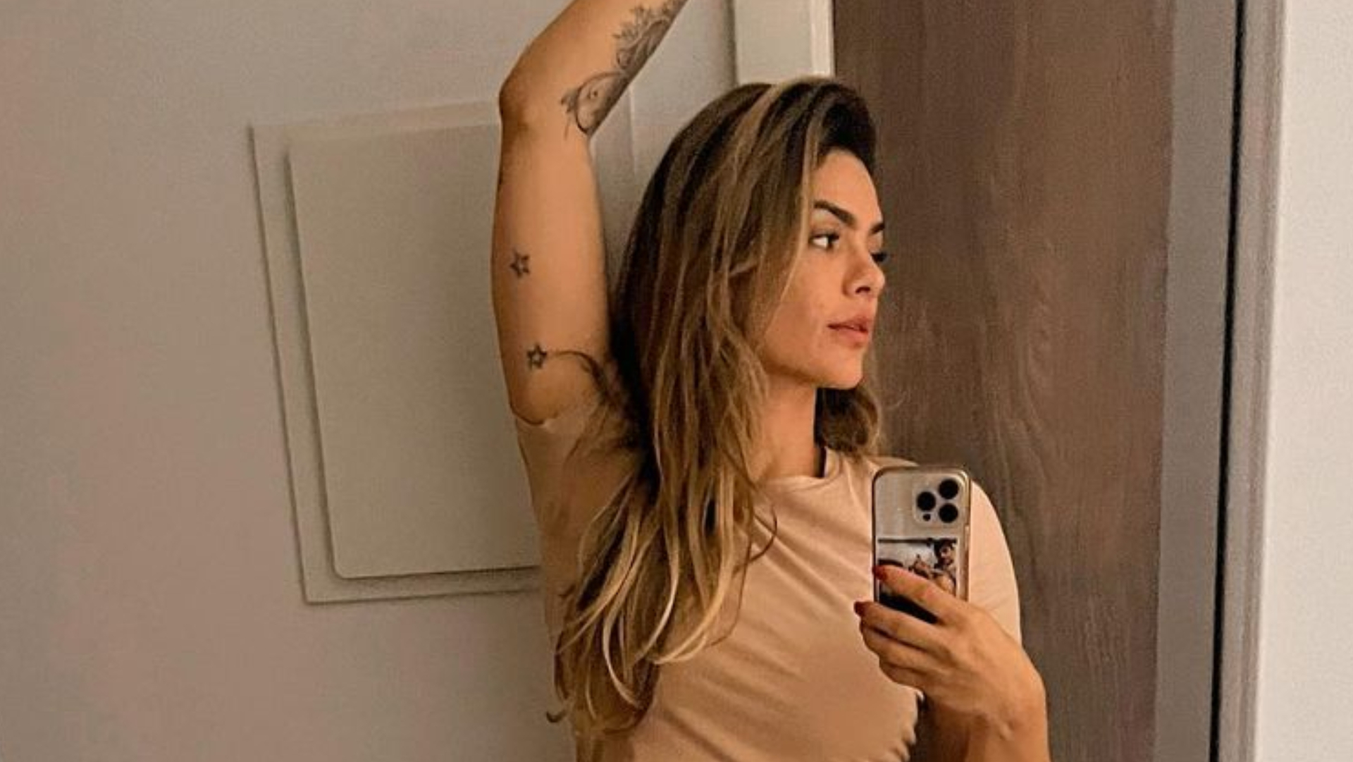 Só de calcinha e camiseta, Kelly Key faz foto no espelho e exibe corpaço absurdo: ”Baba baby”