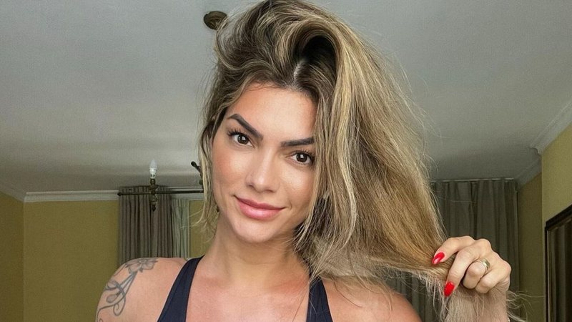 Kelly Key mostra abdômen trincado em dia de treino na academia; veja as fotos