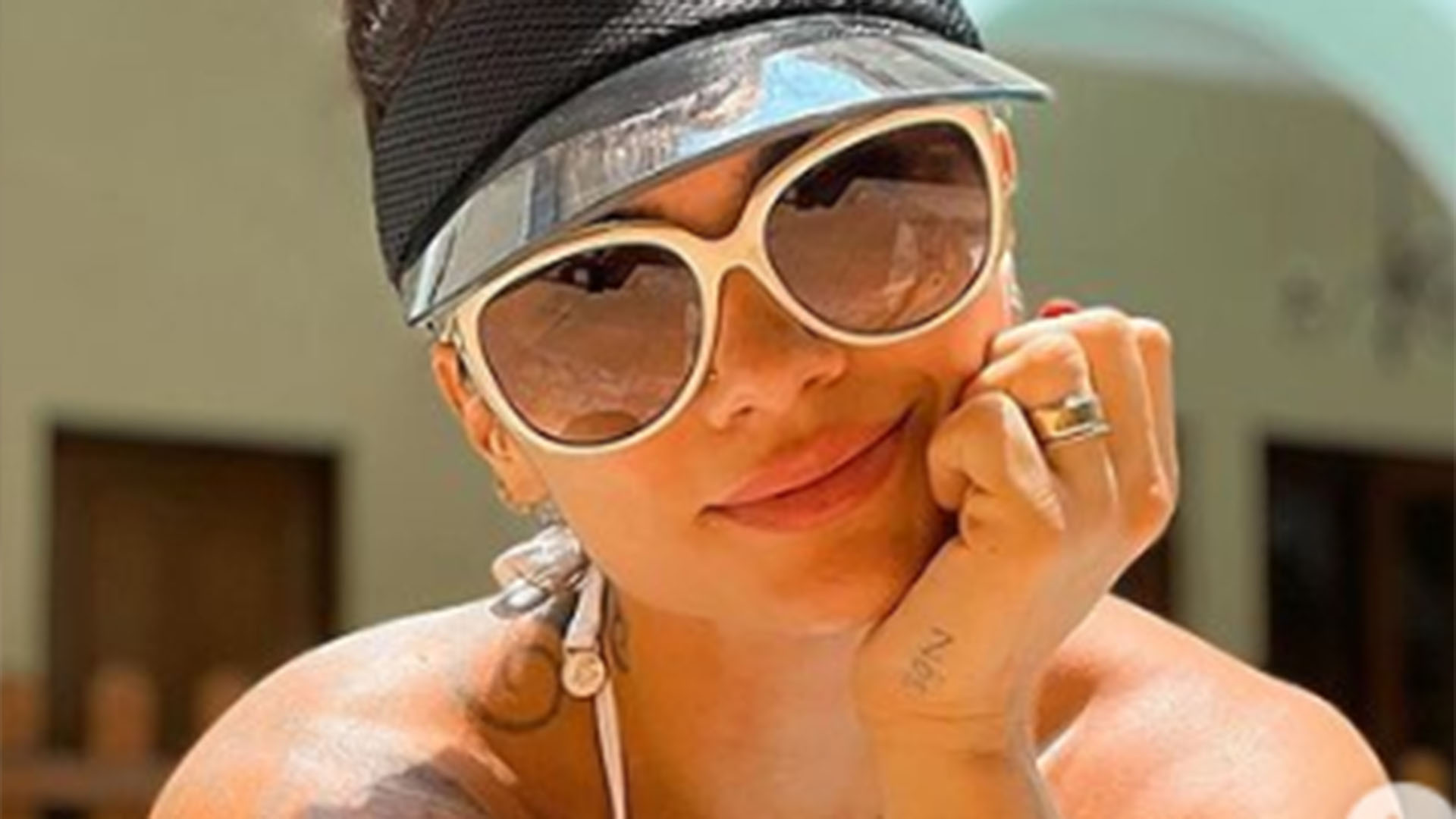 De biquíni, Kelly Key exibe o corpo musculoso em dia de sol