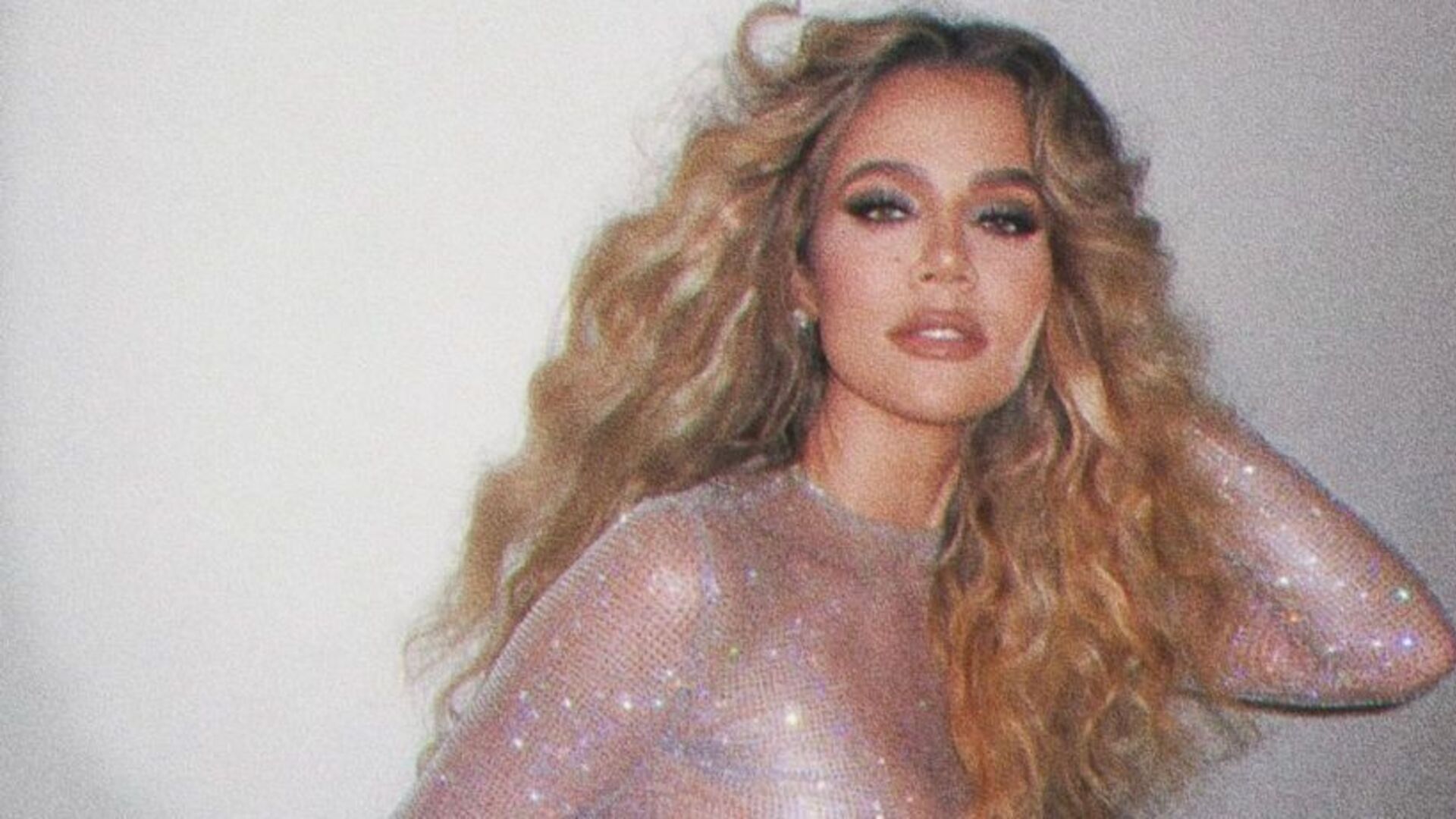 Khloé Kardashian revela motivo de aparecer com curativo no rosto em fotos: “um tumor na minha face”