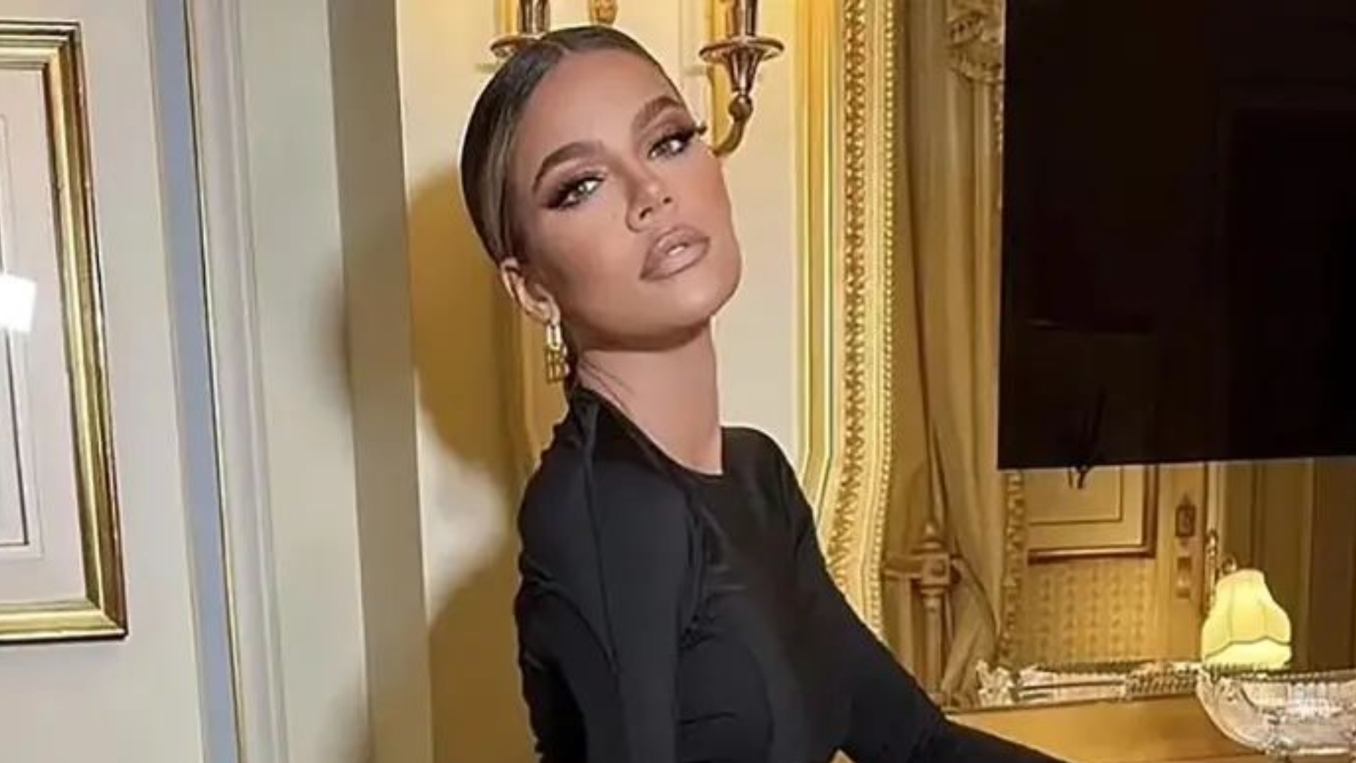 Khloé Kardashian apaga fotos após acusações de exagero na edição