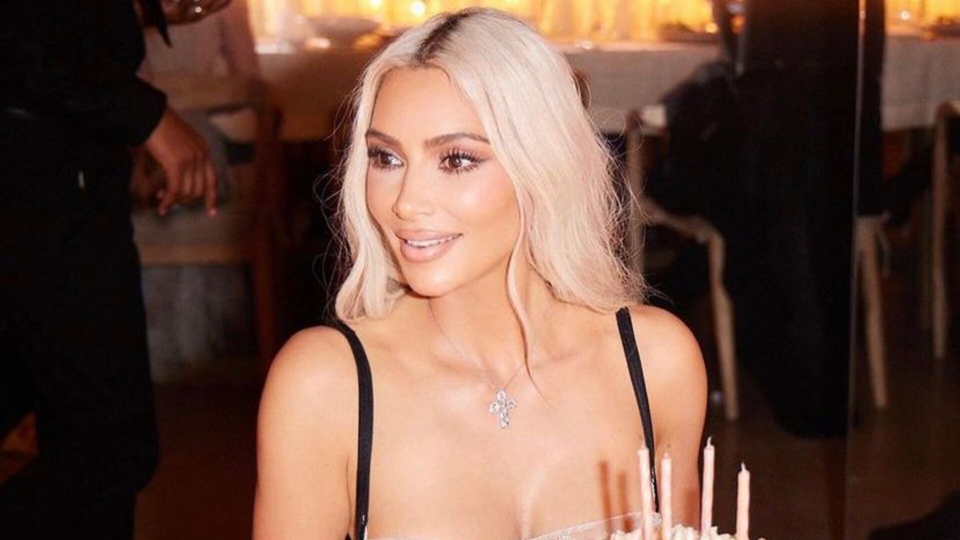 Kim Kardashian surge ao lado de todas as suas irmãs nas comemorações de seu aniversário