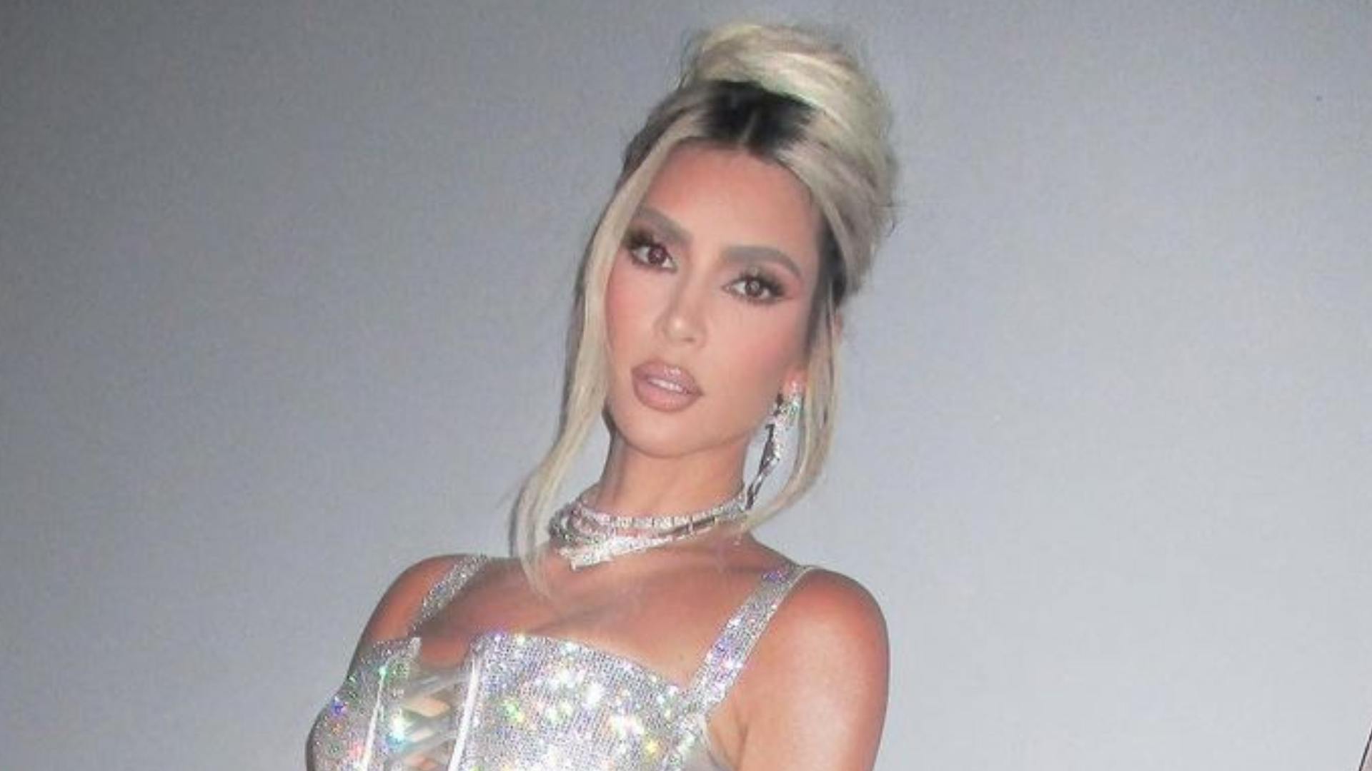 Com decote no limite e sem calcinha, Kim Kardashian ostenta curvas em vestido brilhante