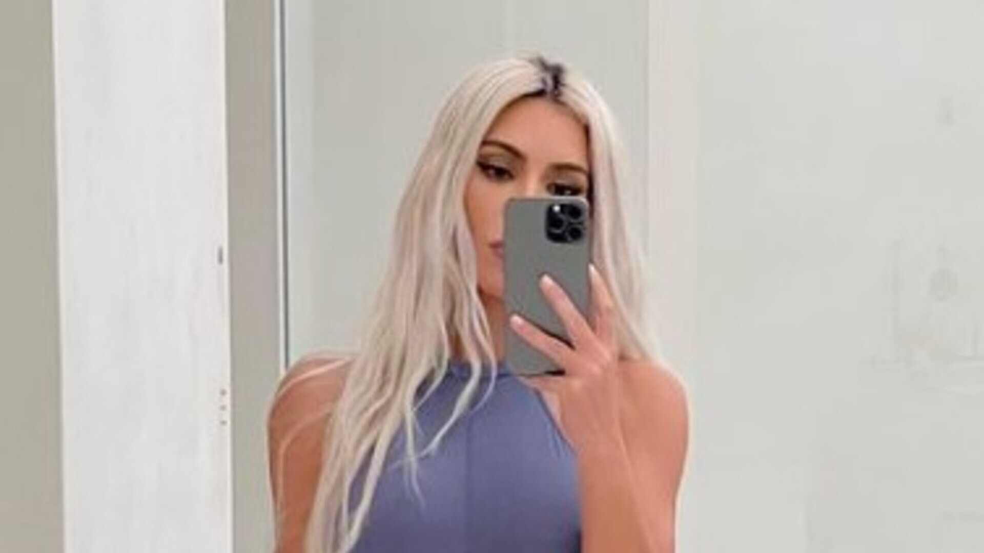 Kim Kardashian exibe corpo escultural em selfies com look justinho