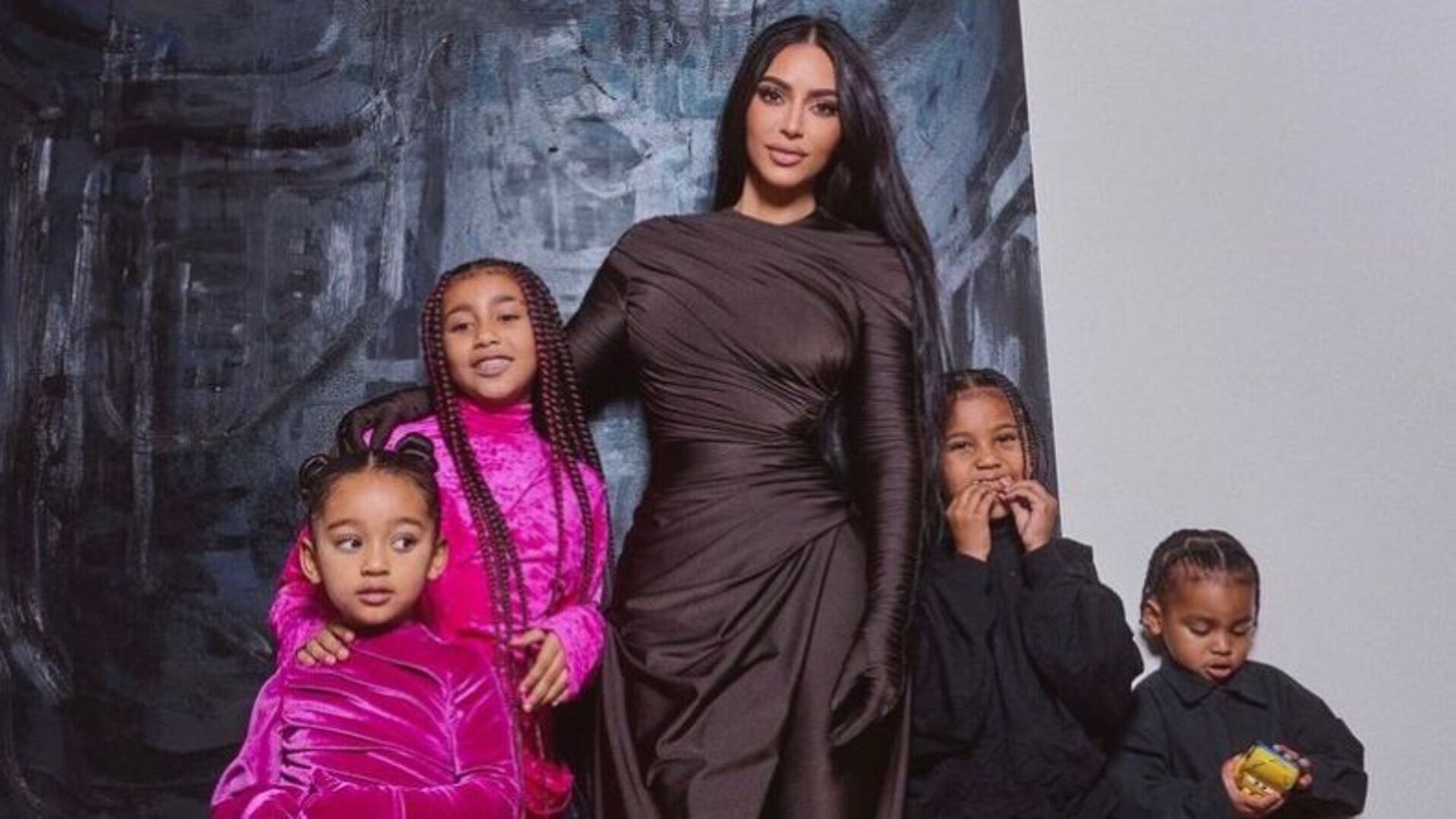 Kim Kardashian mostra filhos mais novos cantando música de Kanye West