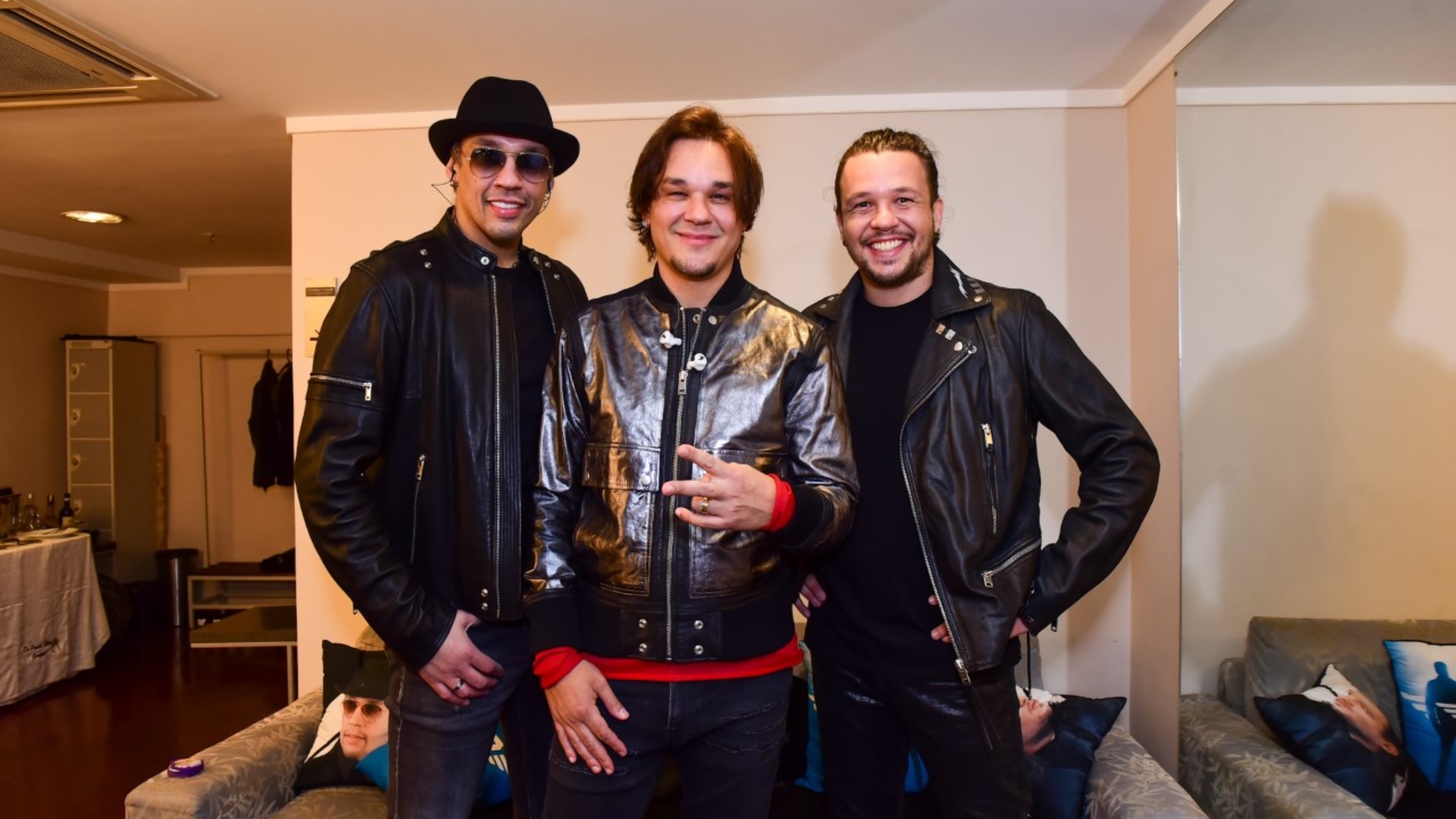 KLB encanta com família de cantores nos bastidores de show extra de turnê