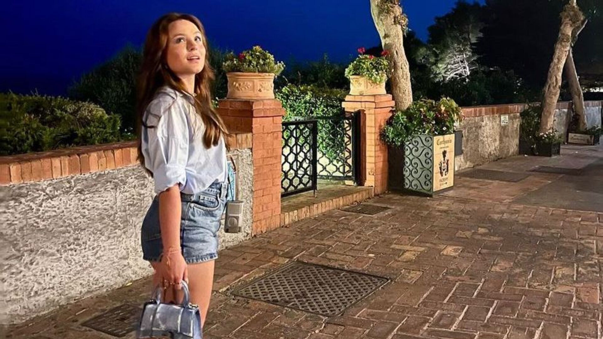 Larissa Manoela esbanja beleza em viagem à ilha de Capri