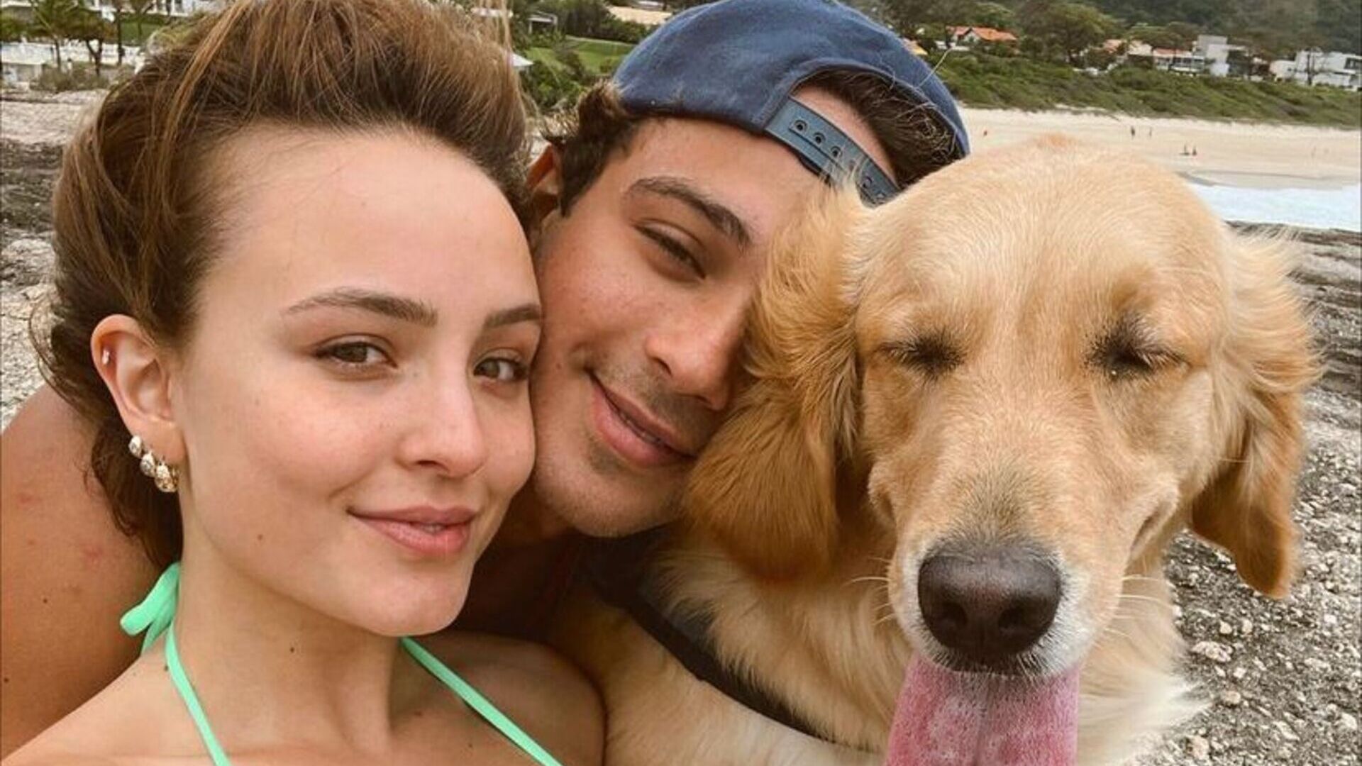 Larissa Manoela esbanja beleza e alegria na praia acompanhada de pet e namorado