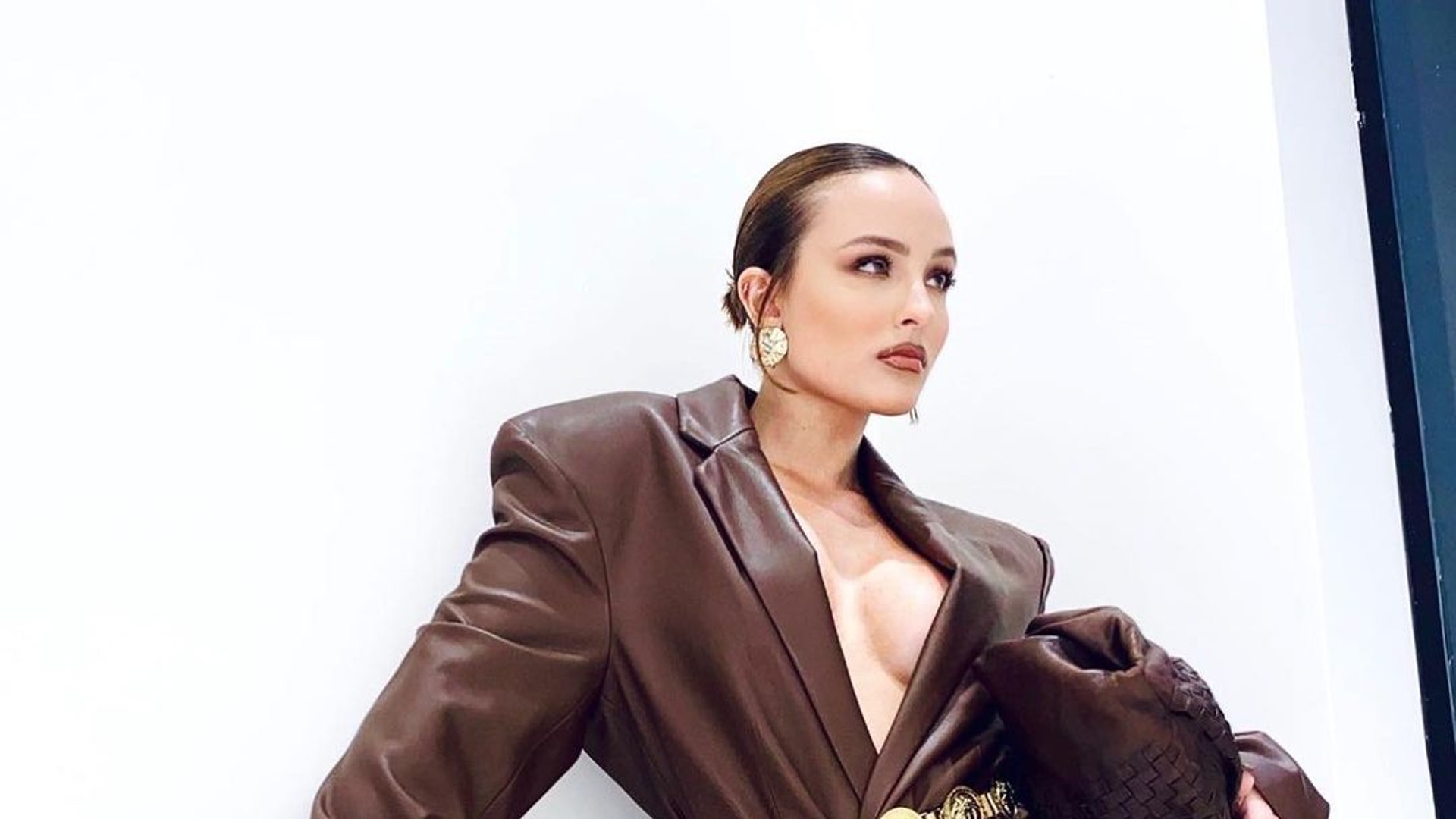 Larissa Manoela posa com blazer de couro decotadíssimo e arranca suspiros